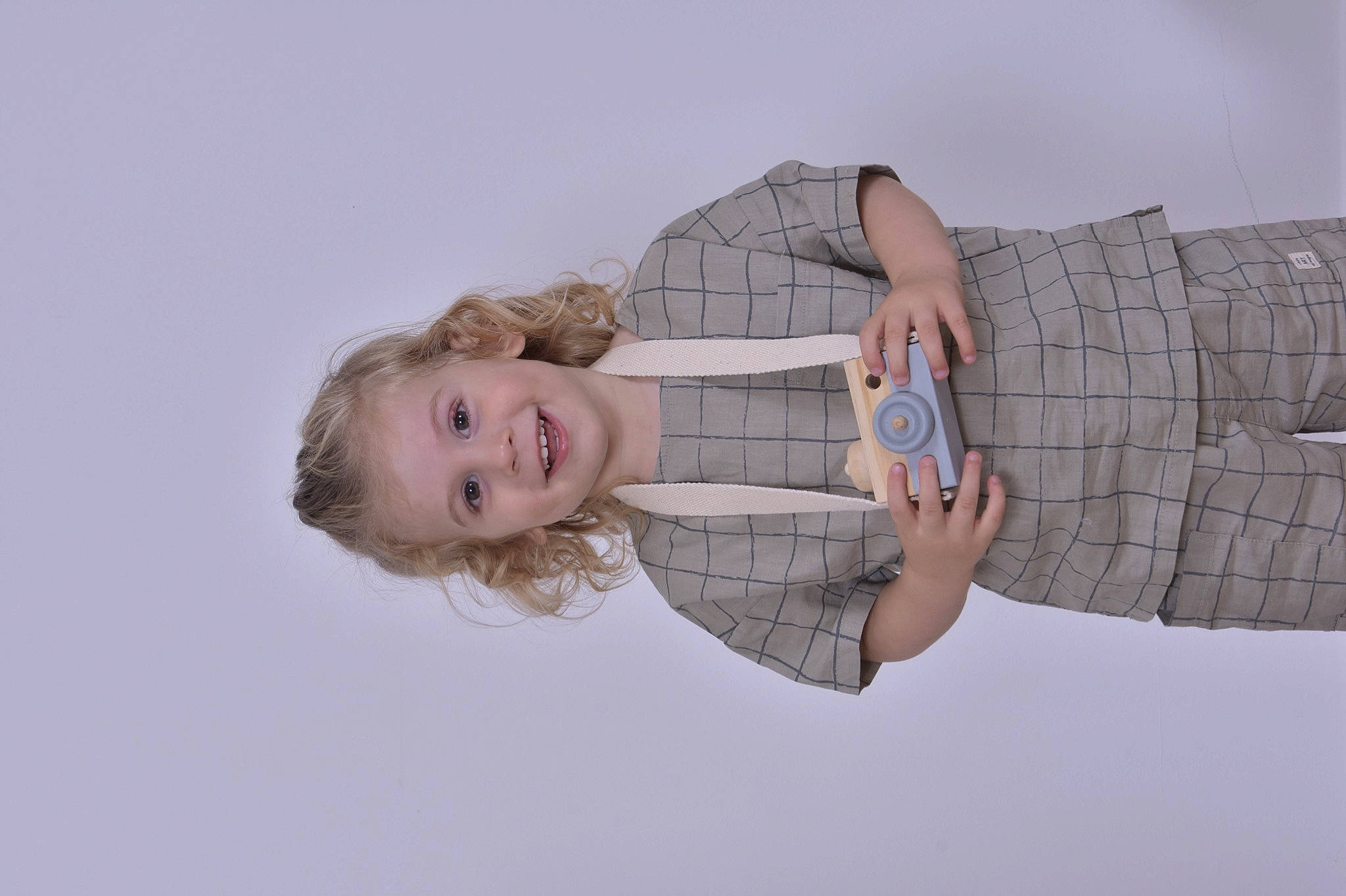 Louis a rejoint le concours — aidez-le/la à gagner de superbes lots ! arm, blond, comfort, elbow, finger, flash_photography, fun, gesture, hair, happy, human_leg, joy, knee, leg, person, shoulder, sitting, skin, sky, smile