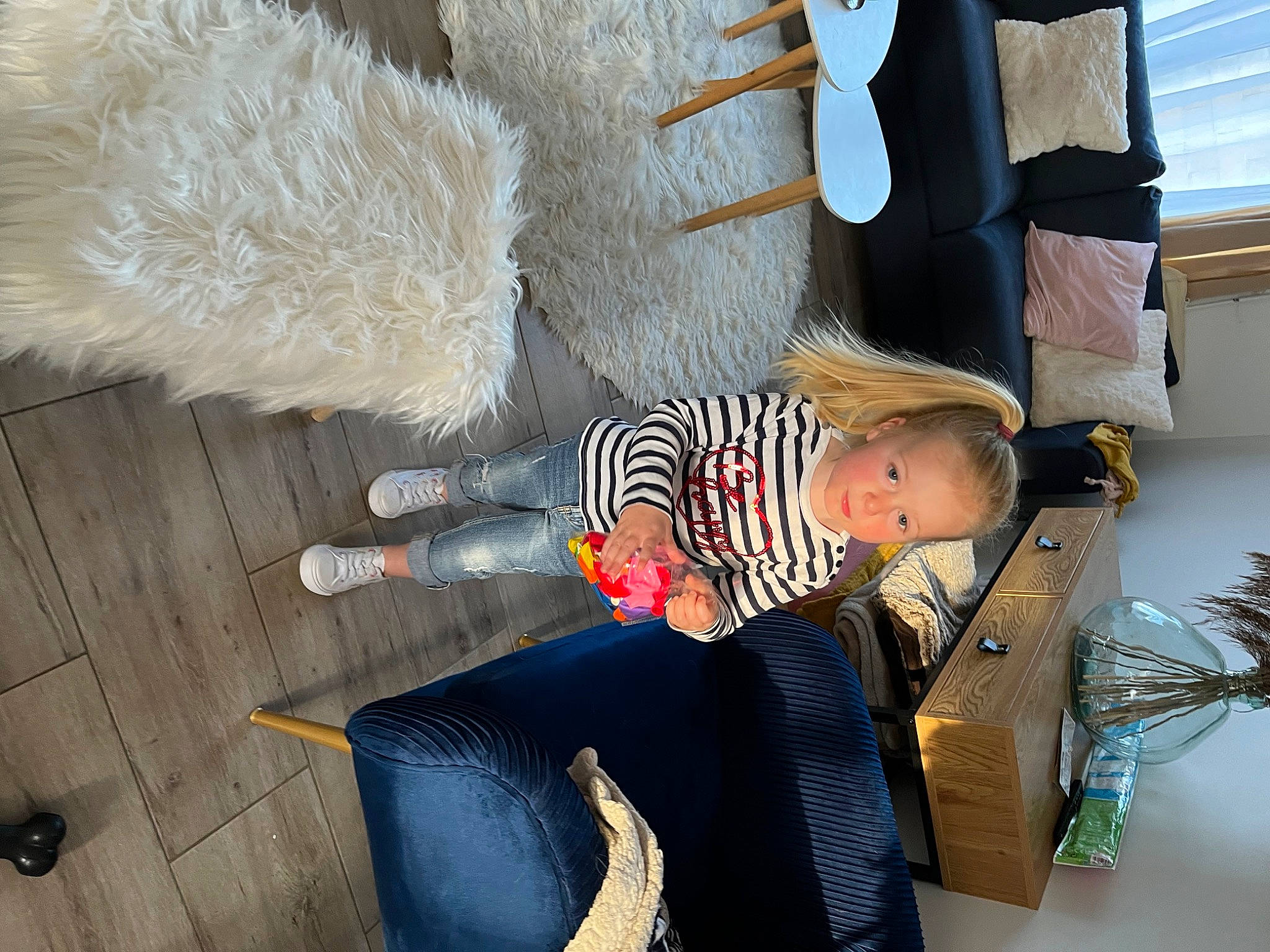 Lou a rejoint le concours — aidez-le/la à gagner de superbes lots ! child, comfort, flooring, fun, fur, linens, pattern, person, room, sitting, textile, toddler, tree, white, wood