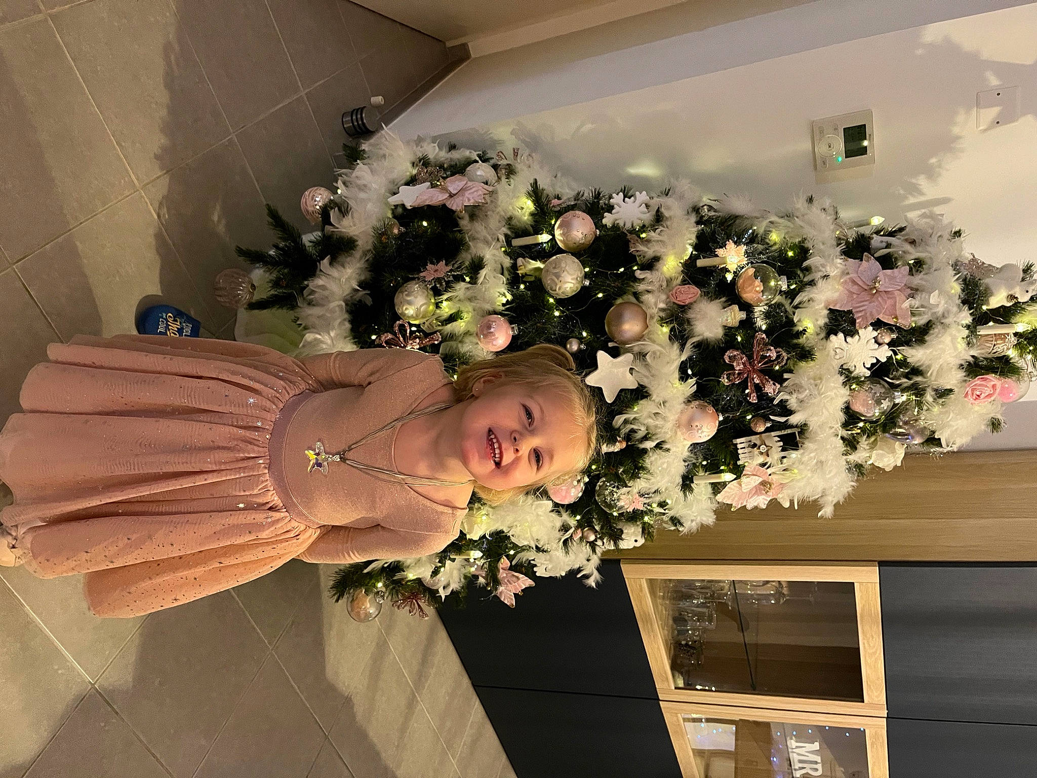 Lou participe au concours pour gagner de l'argent avec cette photo : artificial_flower, bouquet, bridal_accessory, bridal_clothing, creative_arts, cut_flowers, dress, floristry, flower, flower_arranging, flowerpot, happy, houseplant, joy, person, petal, pink, plant, rose, smile