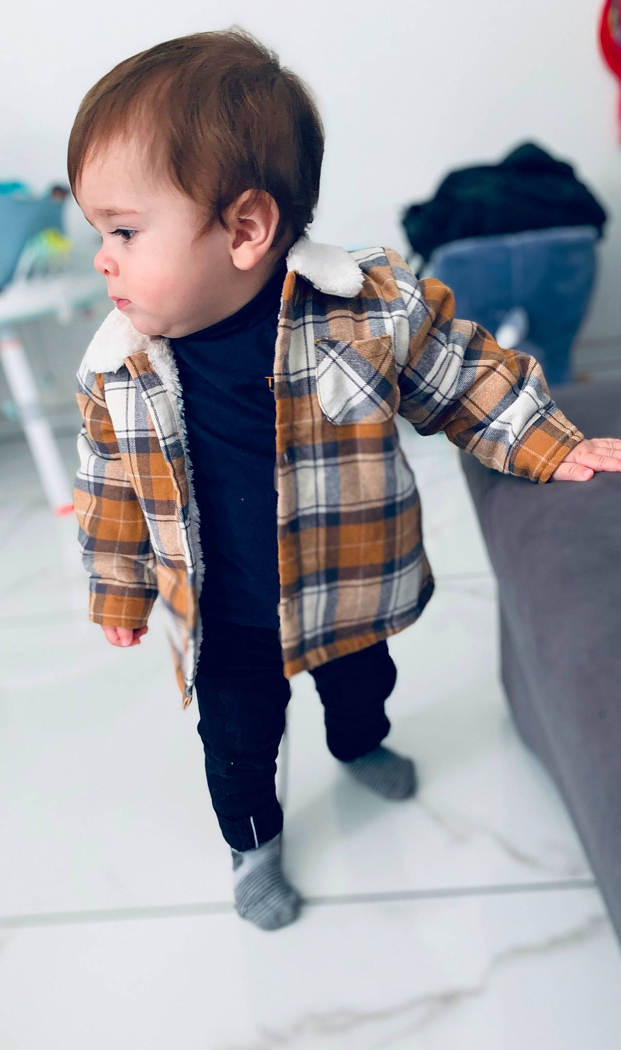 Nunzio participe au concours pour gagner de l'argent avec cette photo : baby, baby_toddler_clothing, blazer, collar, cool, denim, dress_shirt, hair, hand, happy, human_body, joint, leg, neck, person, plaid, shoulder, sleeve, standing, tartan