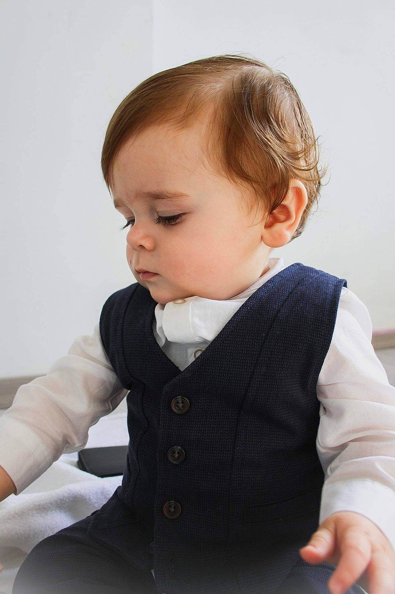 Nunzio participe au concours pour gagner de l'argent avec cette photo : baby, baby_toddler_clothing, blond, cheek, child, collar, comfort, dress, dress_shirt, eye, formal_wear, hairstyle, neck, outerwear, person, shoulder, skin, sleeve, sweater_vest, t_shirt