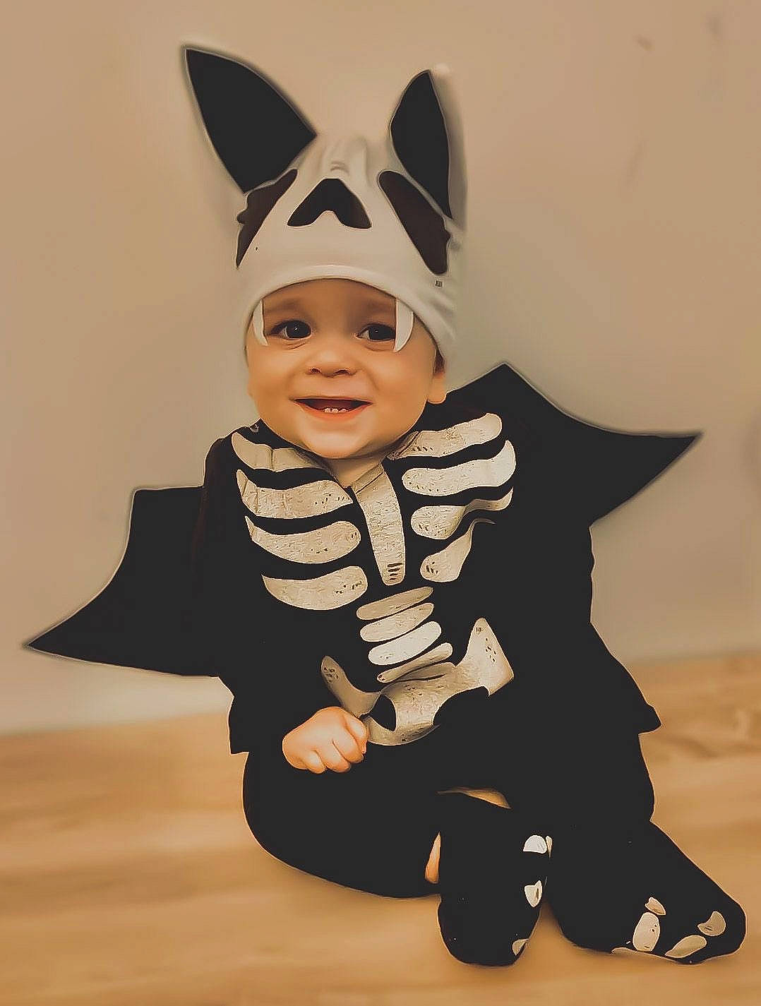 Nunzio participe au concours pour gagner de l'argent avec cette photo : art, baby, baby_toddler_clothing, child, costume, costume_accessory, costume_hat, event, fashion_accessory, fictional_character, font, formal_wear, fun, fur, gesture, happy, headwear, joy, person, sleeve