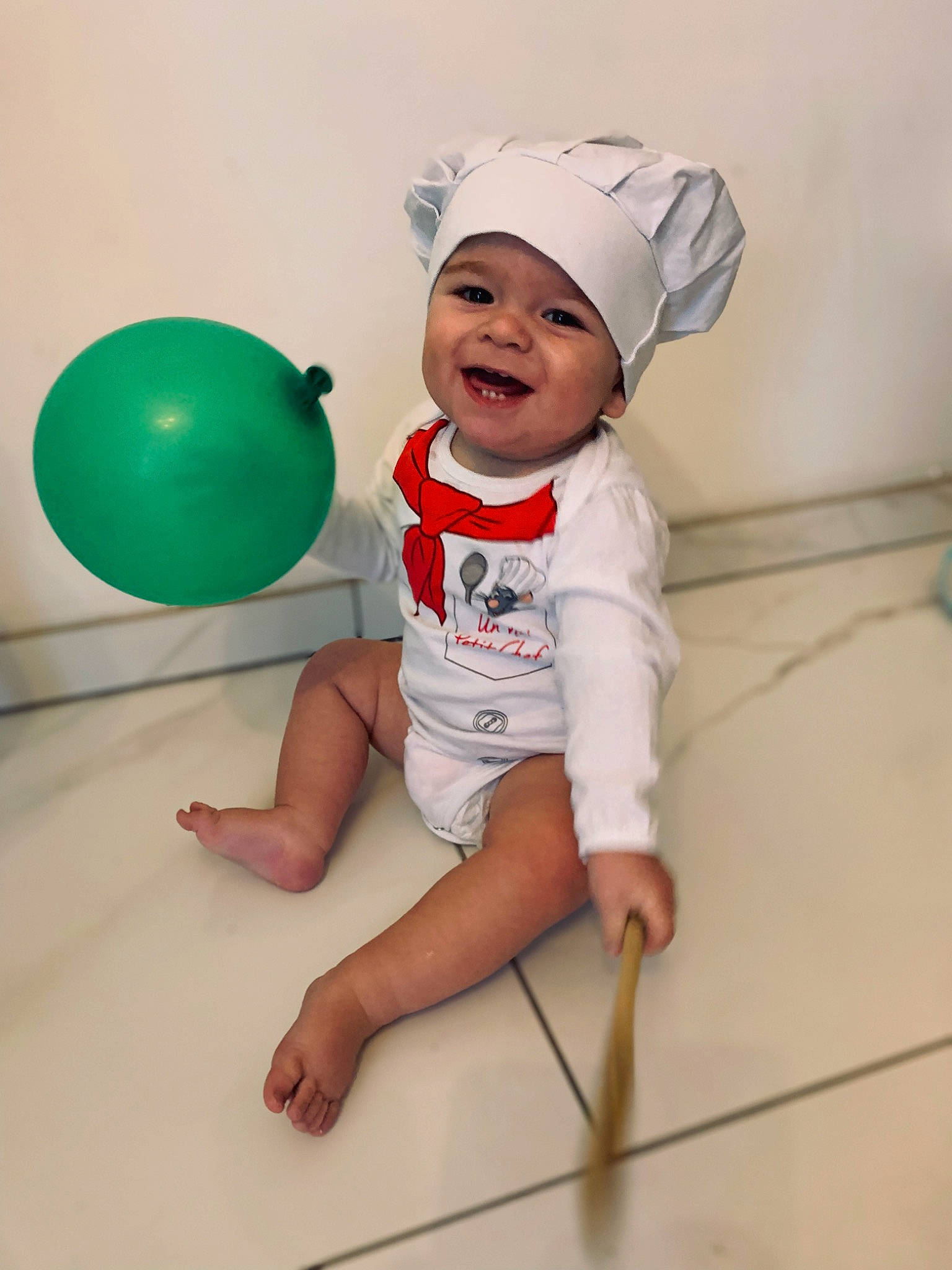 Nunzio participe au concours pour gagner de l'argent avec cette photo : baby, baby_toddler_clothing, balloon, barefoot, cap, child, flooring, foot, fun, happy, hat, headwear, human_leg, knee, party_supply, person, play, sleeve, smile, t_shirt
