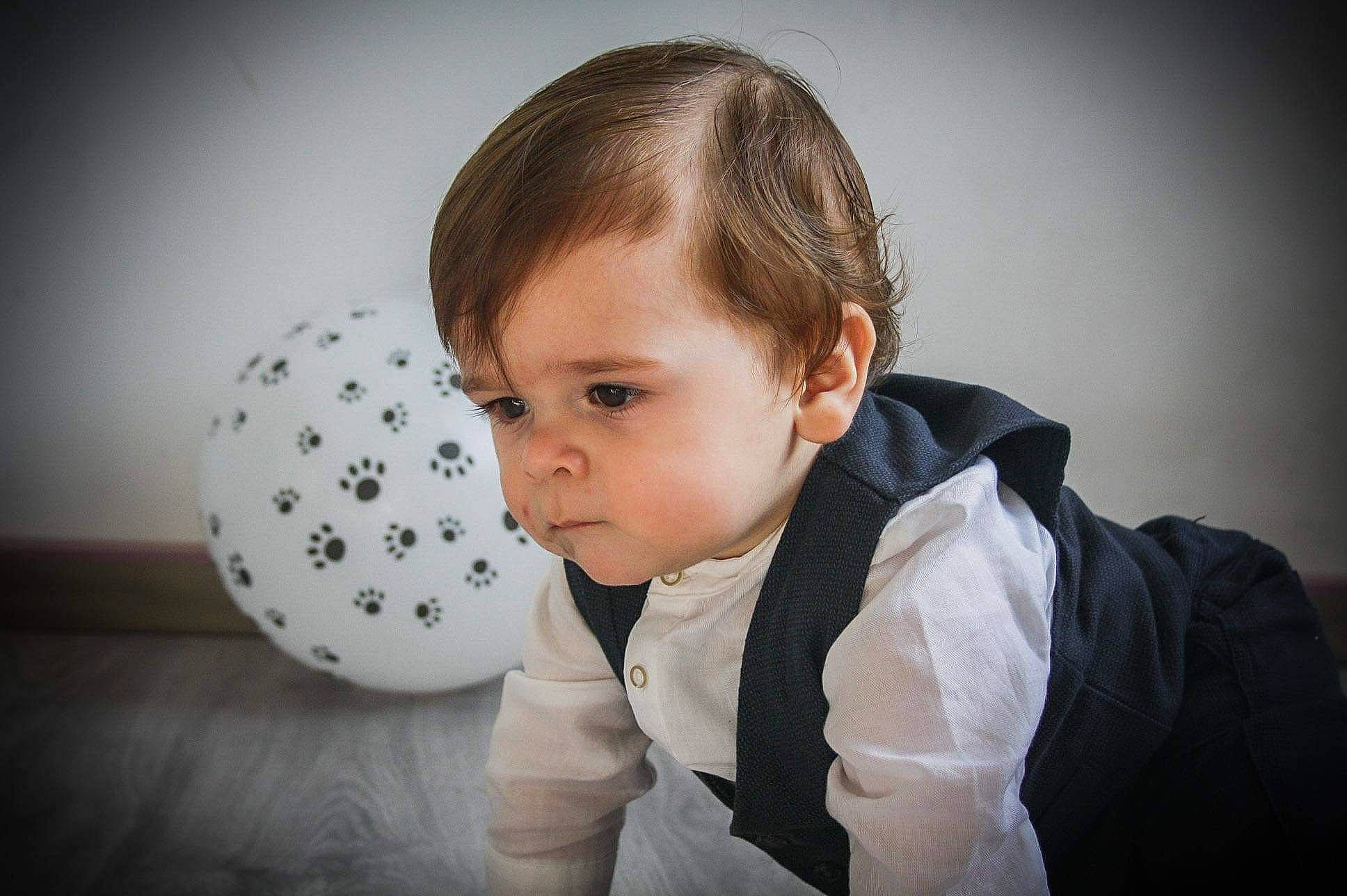 Nunzio a rejoint le concours — aidez-le/la à gagner de superbes lots ! ball, child, circle, fashion_accessory, flash_photography, flooring, formal_wear, fun, gesture, happy, headgear, party_supply, pattern, person, recreation, room, sitting, sleeve, sphere, toddler