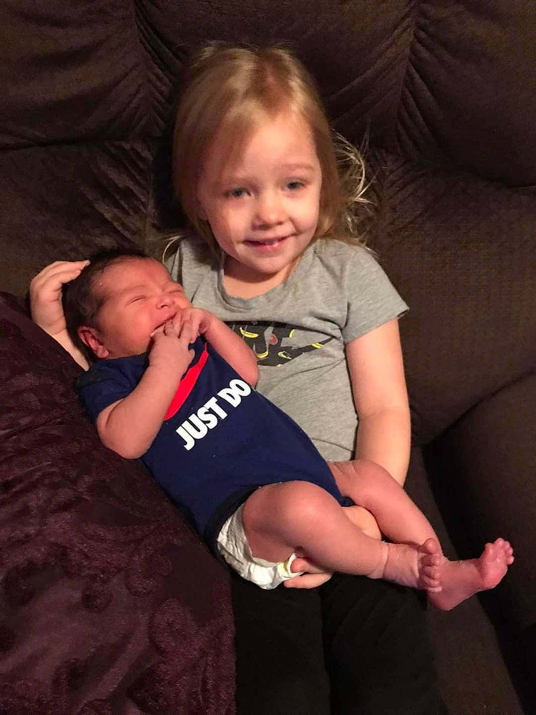 Piyper is registered to the contest to win money with this photo: baby_toddler_clothing, blond, child, comfort, couch, finger, foot, human, iris, joy, lap, living_room, mouth, nail, organ, person, sitting, skin, thigh, thumb