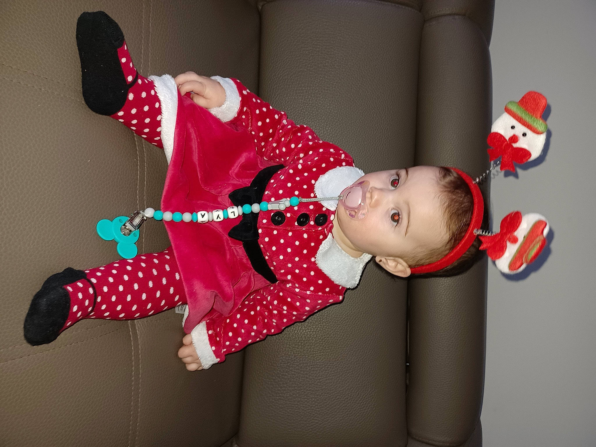 Lya a rejoint le concours — aidez-le/la à gagner de superbes lots ! baby, baby_toddler_clothing, carmine, child, costume, costume_hat, elbow, fashion_accessory, finger, fun, happy, human_leg, knee, pattern, person, sleeve, smile, textile, thigh, toddler