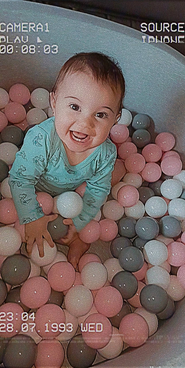 Lya a rejoint le concours — aidez-le/la à gagner de superbes lots ! baby, baby_toddler_clothing, ball_pit, beauty, child, circle, event, facial_expression, finger, fun, happy, nail, party_supply, pattern, person, pink, play, smile, snapshot, sweetness