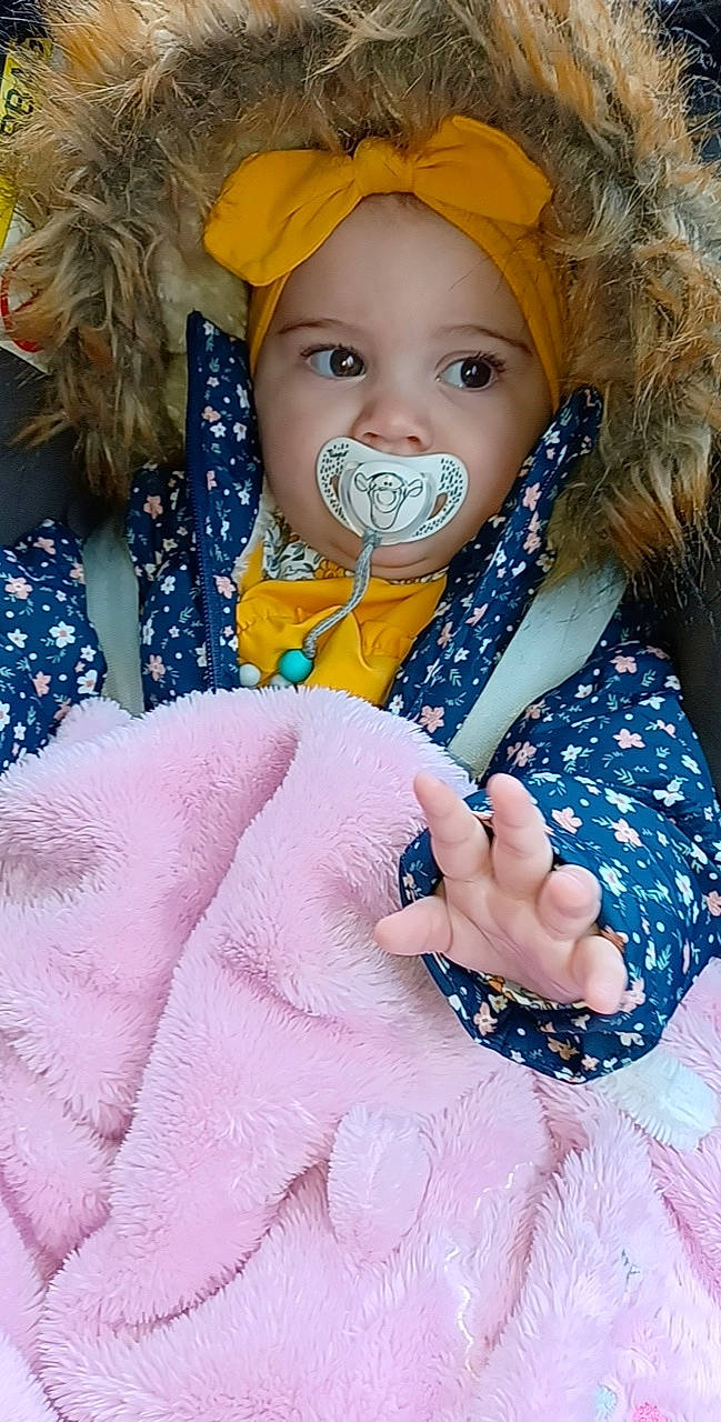 Lya a rejoint le concours — aidez-le/la à gagner de superbes lots ! azure, baby, baby_toddler_clothing, blue, electric_blue, event, finger, gesture, happy, headwear, human, human_body, iris, jewellery, lip, outerwear, person, photograph, pink, skin