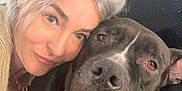 Pitte a rejoint le concours — aidez-le/la à gagner de superbes lots ! woman, dog, face, portrait, pet, snuggle, couch, indoor, silver_hair, black_dog, close_up, friendly, calm, relaxed, home, decor, love, companion, animal, cozy