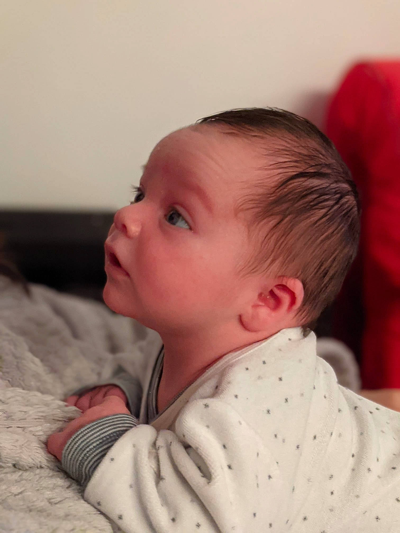 Léo participe au concours pour gagner de l'argent avec cette photo : arm, baby, baby_toddler_clothing, cheek, child, collar, comfort, ear, eyelash, iris, linens, lip, neck, nose, pattern, person, sitting, skin, sleeve, textile