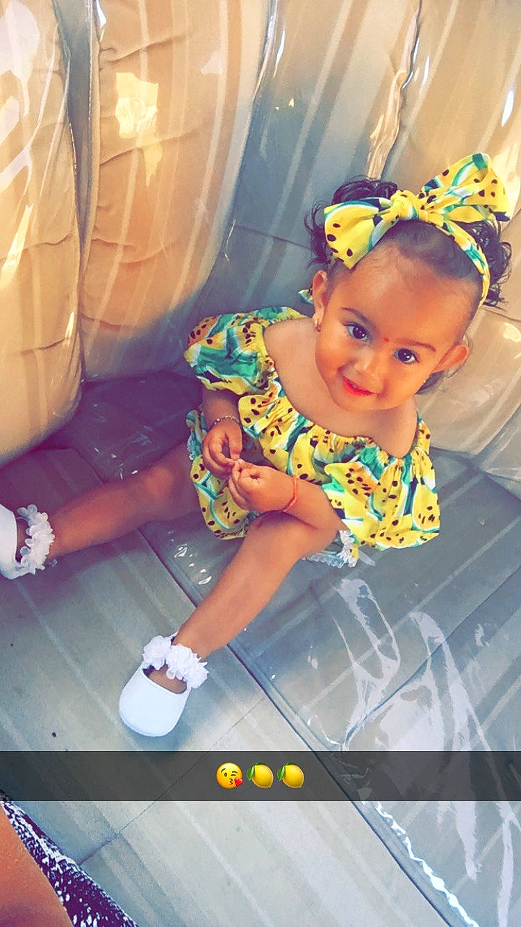 Shakira participe au concours pour gagner de l'argent avec cette photo : black_hair, child, cool, entertainment, event, fashion_accessory, fashion_design, flash_photography, flooring, fun, happy, headpiece, human_leg, joy, leisure, person, play, recreation, sandal, smile