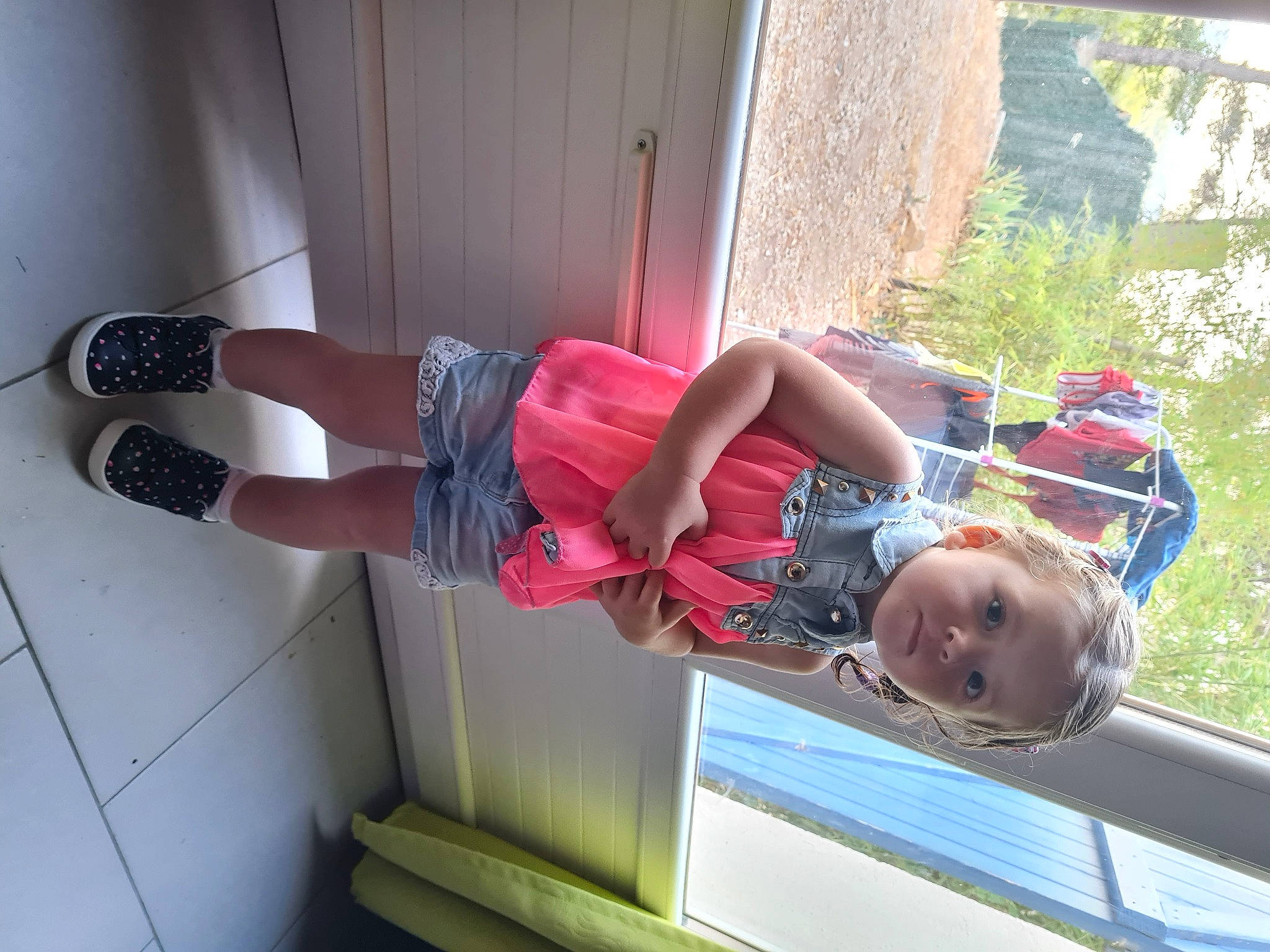 Mia participe au concours pour gagner de l'argent avec cette photo : child, door, elbow, fun, hat, human_leg, leisure, magenta, person, plant, sandal, smile, thigh, toddler, tree, vacation, walking_shoe, window