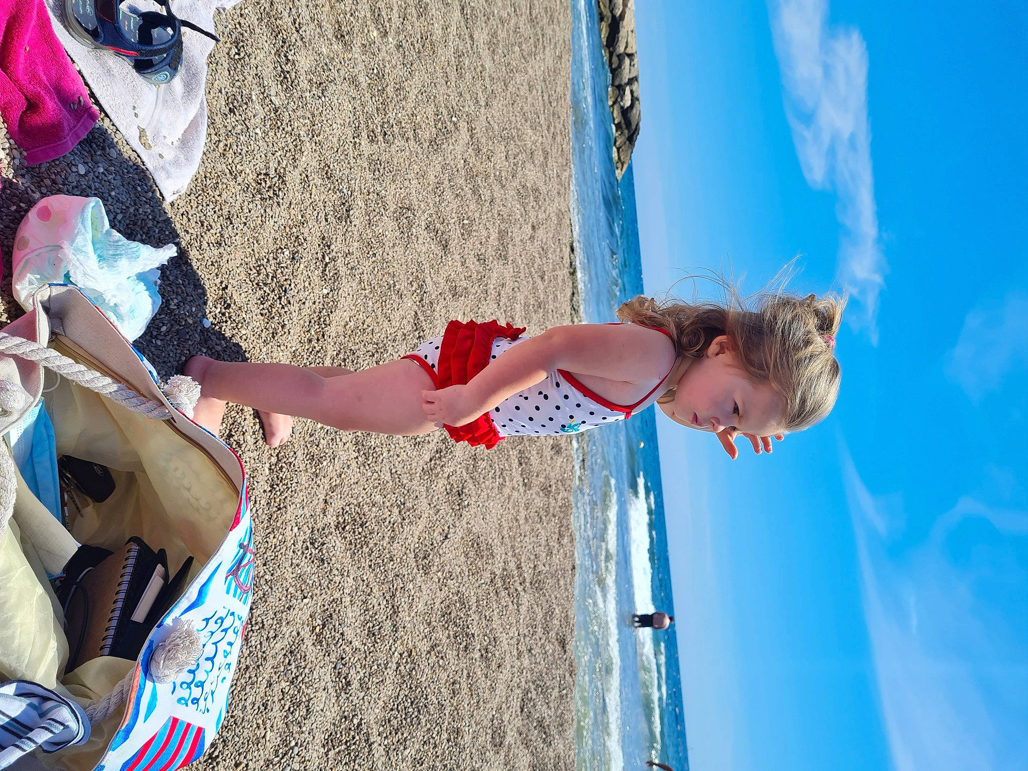 Mia a rejoint le concours — aidez-le/la à gagner de superbes lots ! azure, beach, blue, cloud, elbow, electric_blue, fun, hairstyle, happy, human_leg, leisure, people_in_nature, people_on_beach, person, recreation, sky, summer, sunlight, thigh, toddler