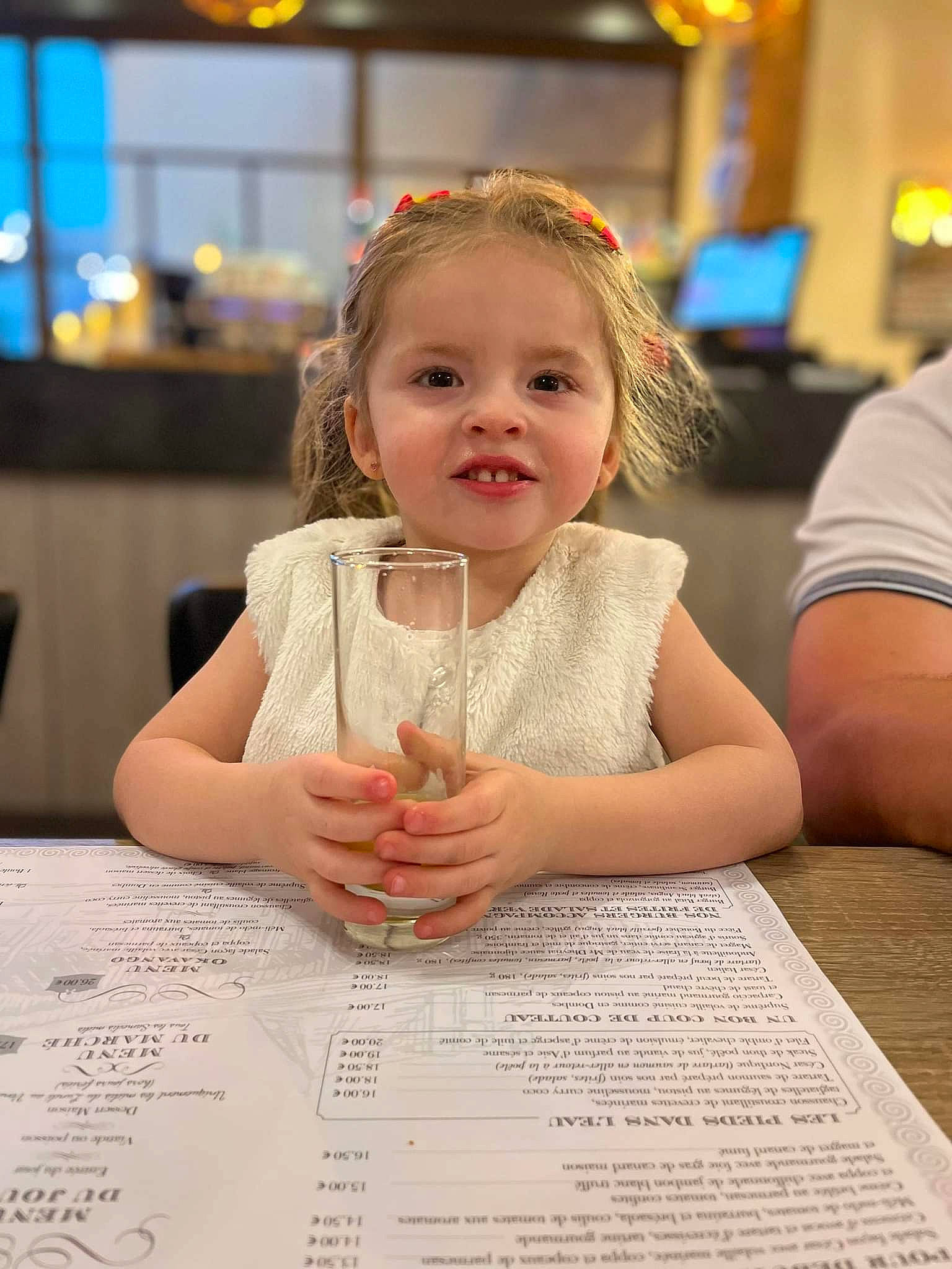 Mia a rejoint le concours — aidez-le/la à gagner de superbes lots ! chair, child, dress, drink, drinkware, event, fashion_design, finger, flooring, fun, glass, hand, happy, jewellery, person, smile, t_shirt, table, tableware, toddler