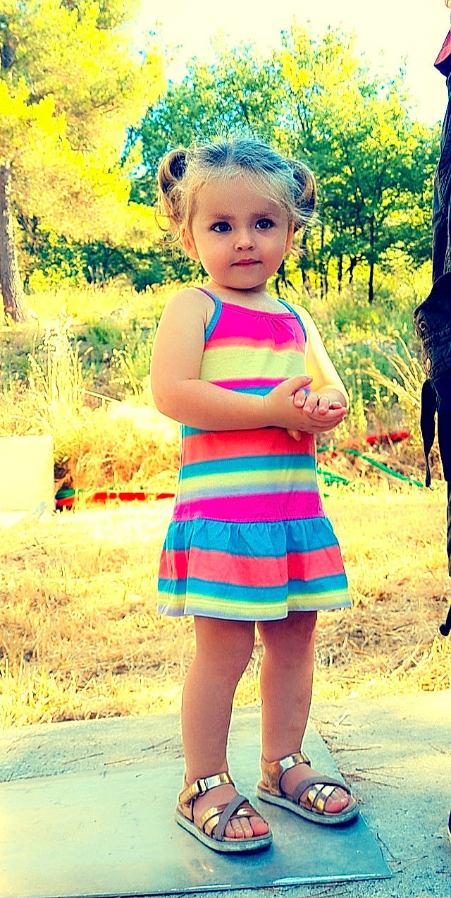 Mia participe au concours pour gagner de l'argent avec cette photo : baby_toddler_clothing, beauty, child, day_dress, electric_blue, fun, grass, green, happy, leisure, magenta, people_in_nature, person, pink, plant, summer, toddler, tree, trunk, waist