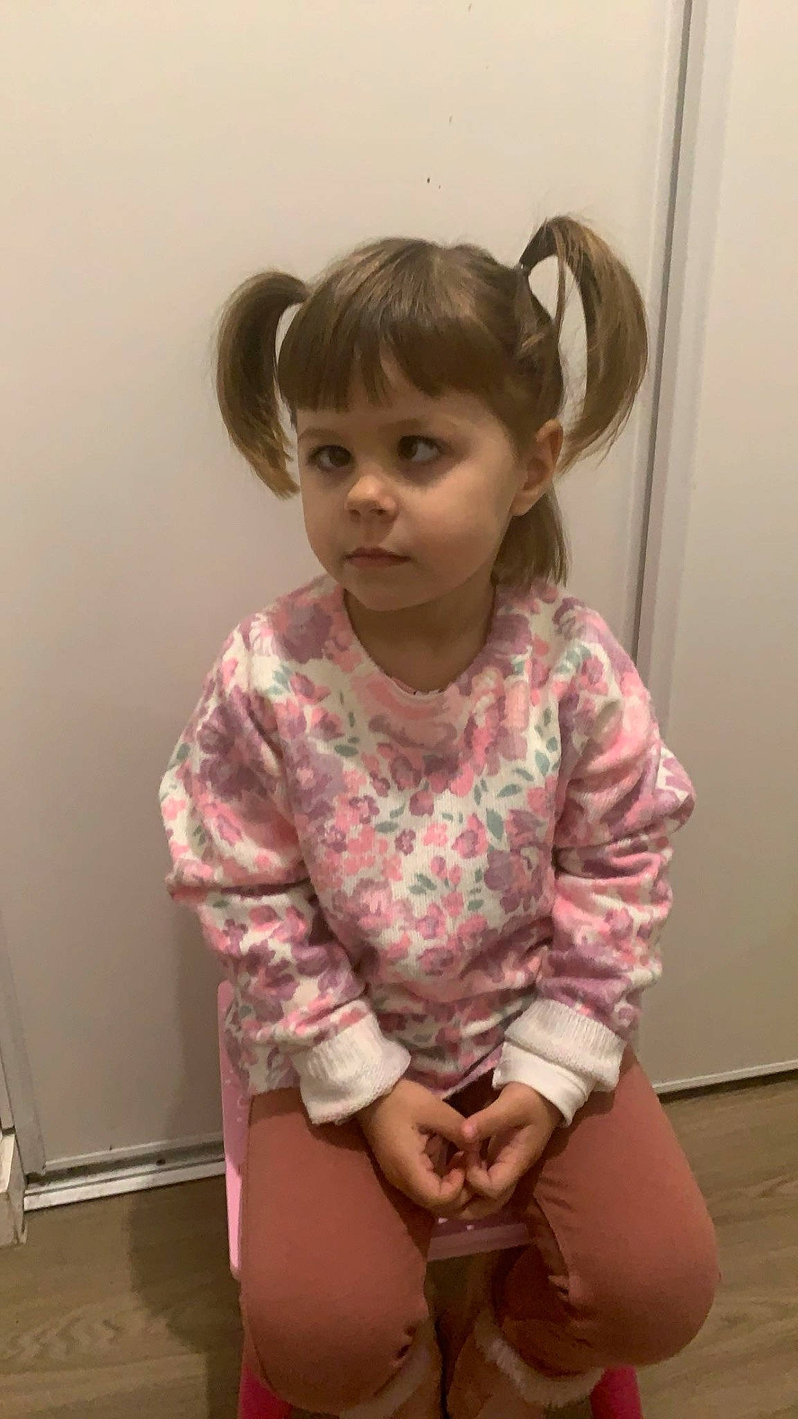 Maëlya a rejoint le concours — aidez-le/la à gagner de superbes lots ! baby_toddler_clothing, bangs, cheek, child, chin, dress_shirt, elbow, eye, eyelash, fashion_accessory, hair, jewellery, magenta, neck, pattern, person, pink, shoulder, sleeve, toddler