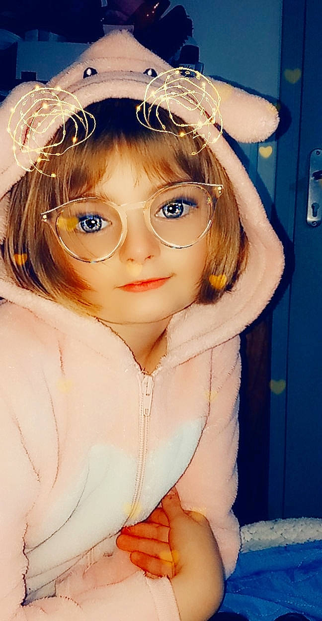 Léa a rejoint le concours — aidez-le/la à gagner de superbes lots ! blue, cheek, chin, doll, eye, eyebrow, eyelash, hair, hairstyle, head, iris, lip, nose, pink, skin, sleeve, toy, vision_care, white, wig