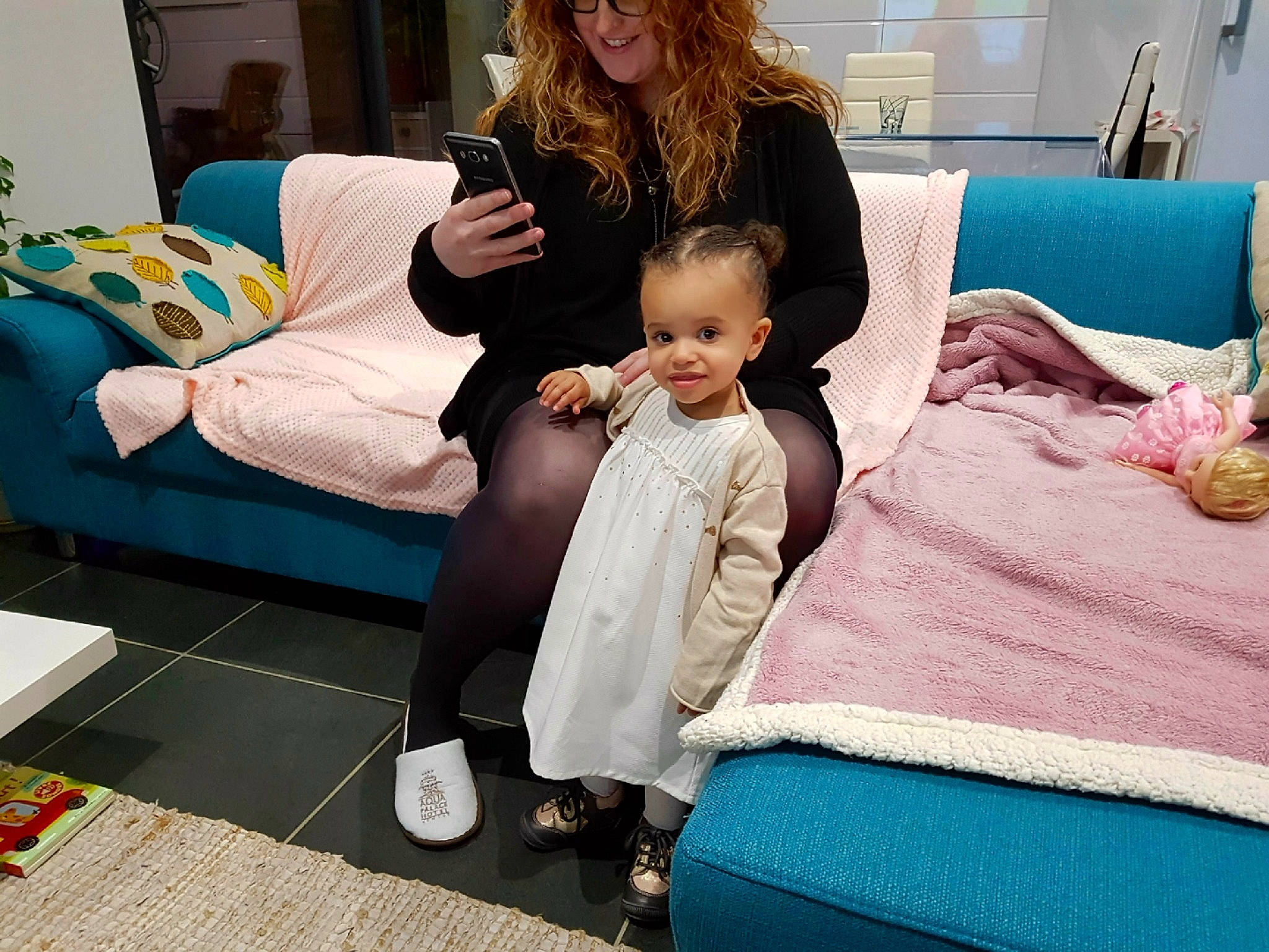 Zaïna participe au concours pour gagner de l'argent avec cette photo : child, couch, day, flooring, fun, furniture, girl, infant, joy, leg, person, product, room, sitting, textile, toddler
