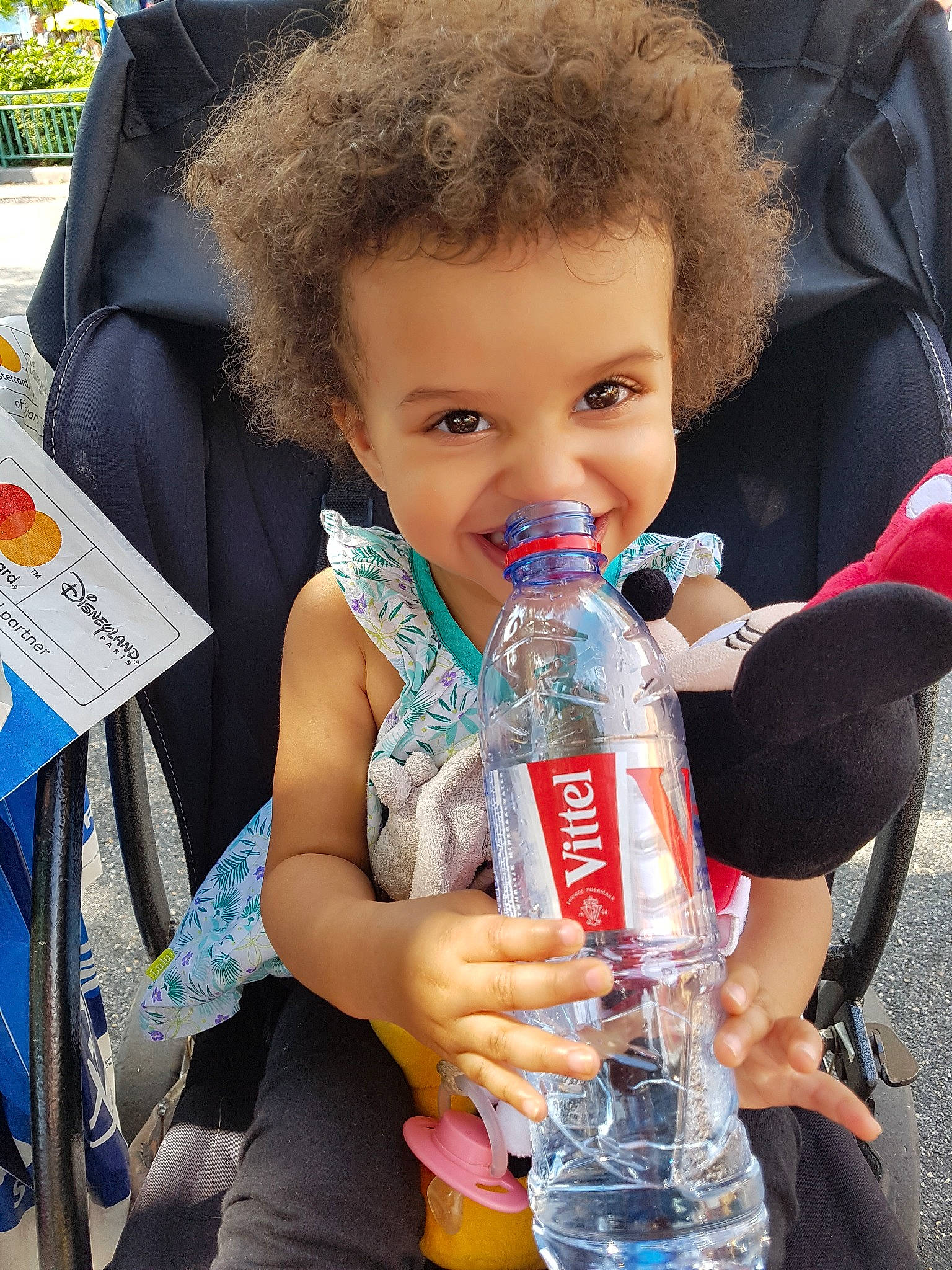 Zaïna a rejoint le concours — aidez-le/la à gagner de superbes lots ! child, drink, drinking_water, fun, girl, joy, person, product, toddler, water