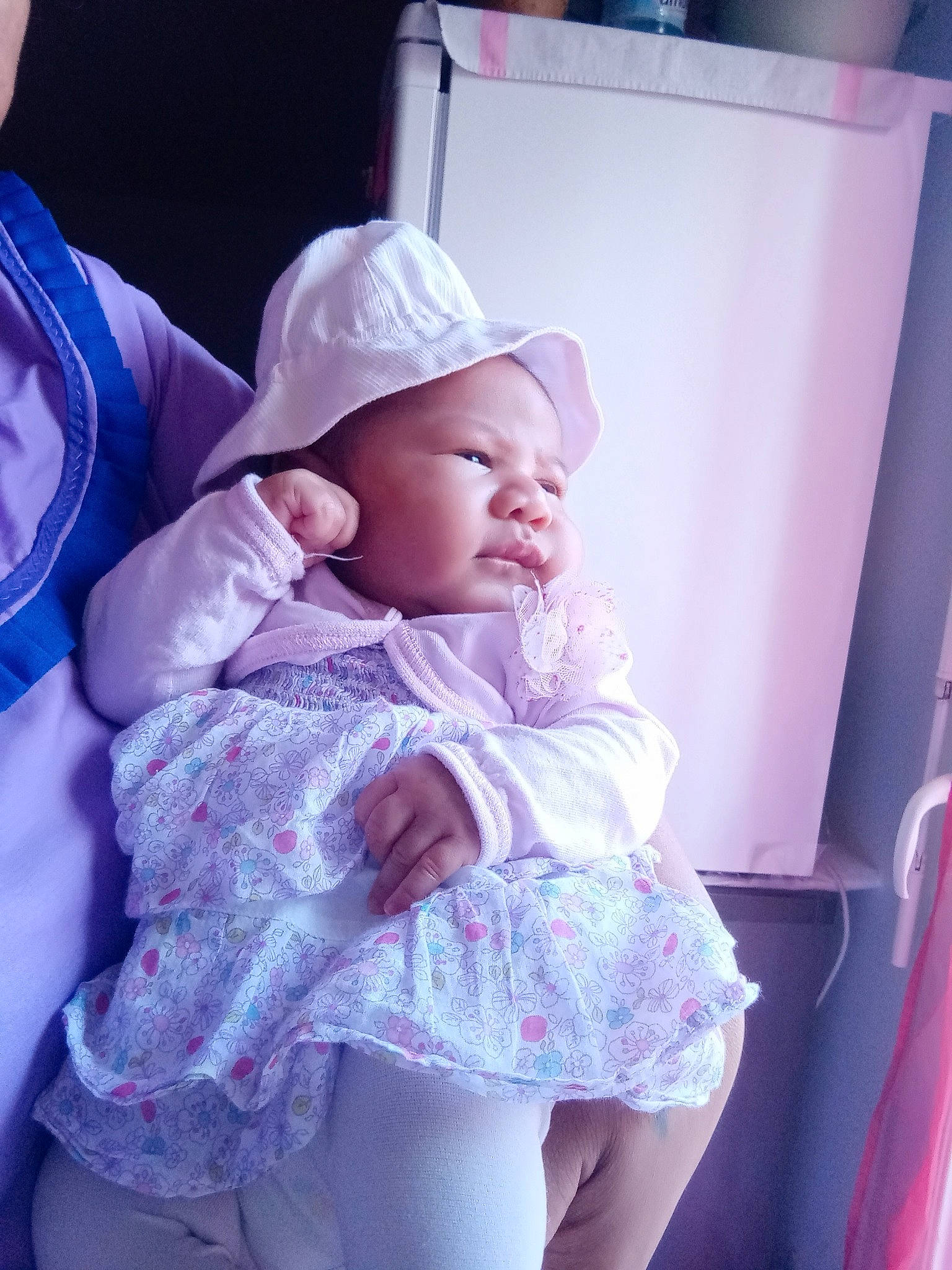 Maëlys participe au concours pour gagner de l'argent avec cette photo : baby, baby_products, baby_toddler_clothing, cap, cheek, child, comfort, finger, fun, hat, headwear, lip, magenta, mouth, person, pink, purple, sitting, skin, thigh