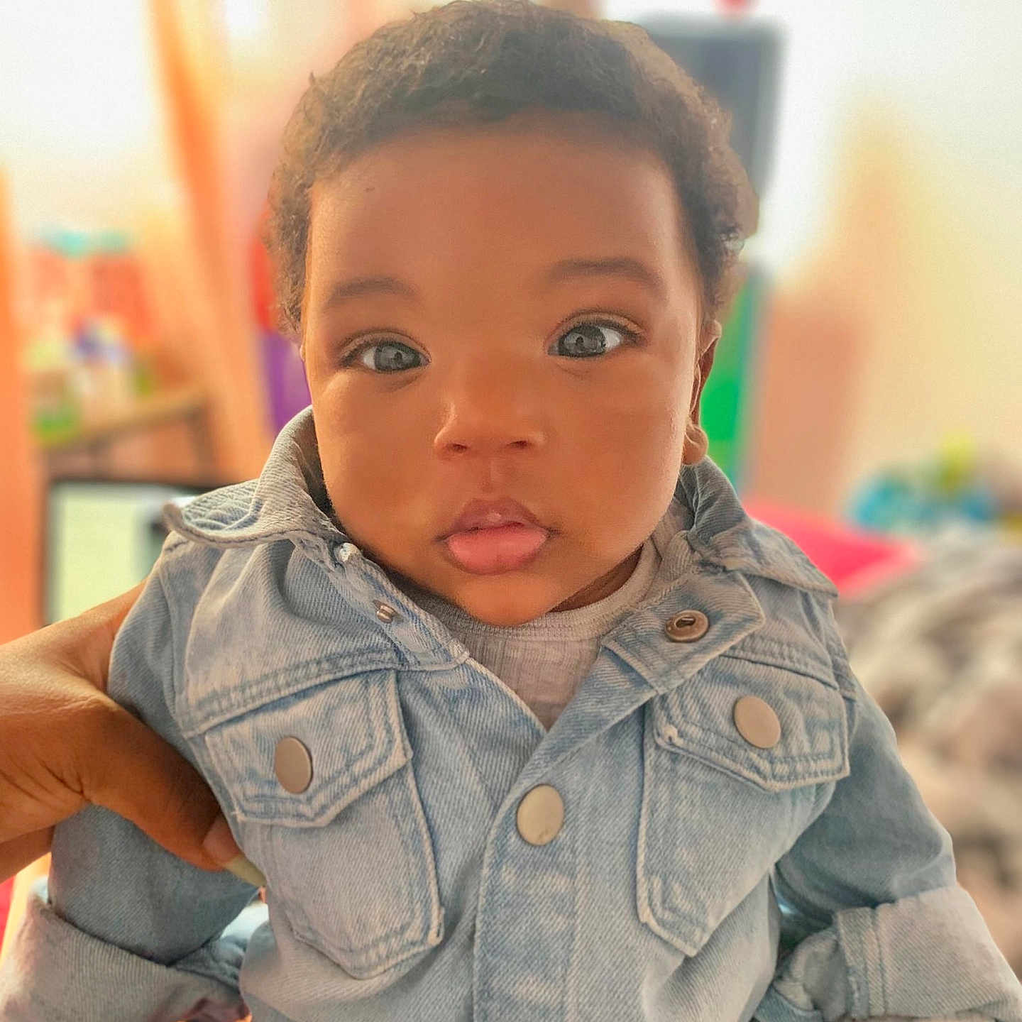 Hidaya a rejoint le concours — aidez-le/la à gagner de superbes lots ! blackhair, bodypart, boy, child, clothing, coat, face, hair, happy, head, jacket, jeans, male, pants, person, photography, portrait, shoulder, sleeve, smile