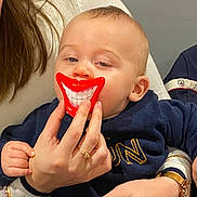 Giulliano a rejoint le concours — aidez-le/la à gagner de superbes lots ! baby, child, adult_hand, smile_prop, funny, indoor, sweater, holding, face, hands, watch, bracelet, person, expression, toy, cute, portrait, closeup, laugh, humor