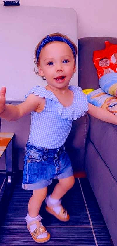 Naëlla participe au concours pour gagner de l'argent avec cette photo : arm, azure, baby_toddler_clothing, blue, clothing, facial_expression, fashion, hairstyle, hand, happy, headwear, leg, organ, person, purple, shorts, skin, sleeve, smile, standing