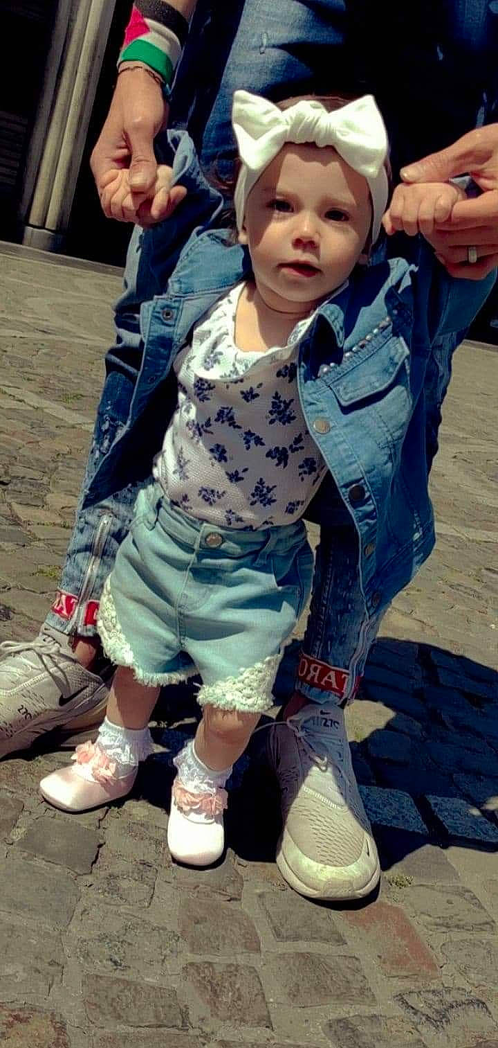 Naëlla participe au concours pour gagner de l'argent avec cette photo : blue, clothing, cool, facial_expression, footwear, fun, happy, headwear, knee, leg, leisure, people, person, photograph, shoe, skin, sleeve, sneakers, street_fashion, thigh