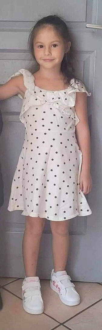 Djélina participe au concours pour gagner de l'argent avec cette photo : arm, baby_toddler_clothing, collar, day_dress, dress, fashion_design, grey, hairstyle, human_body, joint, joy, knee, neck, one_piece_garment, outerwear, person, shoulder, sleeve, textile, thigh