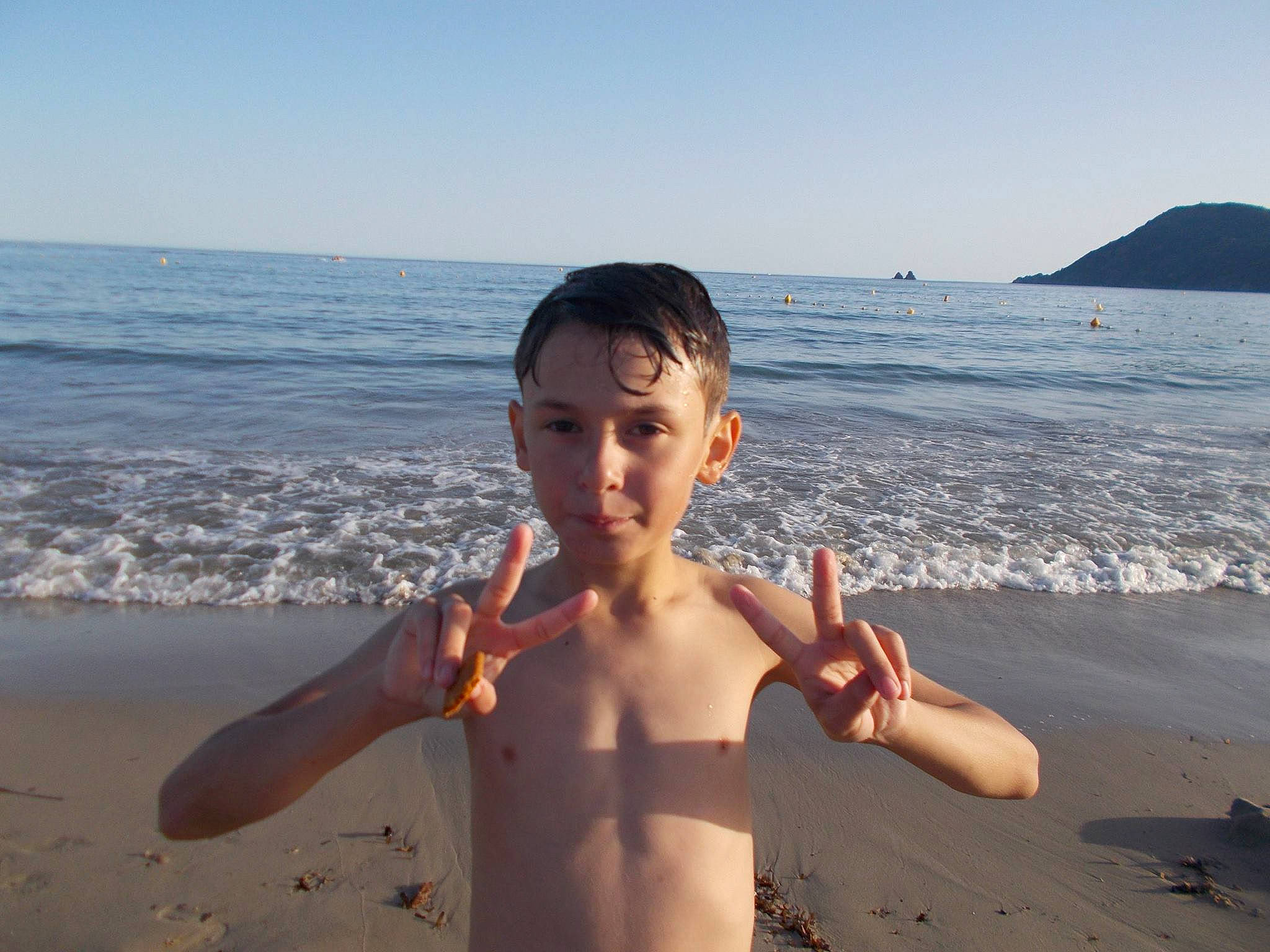 Bryton a rejoint le concours — aidez-le/la à gagner de superbes lots ! barechestedness, beach, body_of_water, chest, coastal_and_oceanic_landforms, fun, girl, hand, muscle, ocean, person, sand, sea, shore, sky, summer, sun_tanning, swimwear, vacation, water