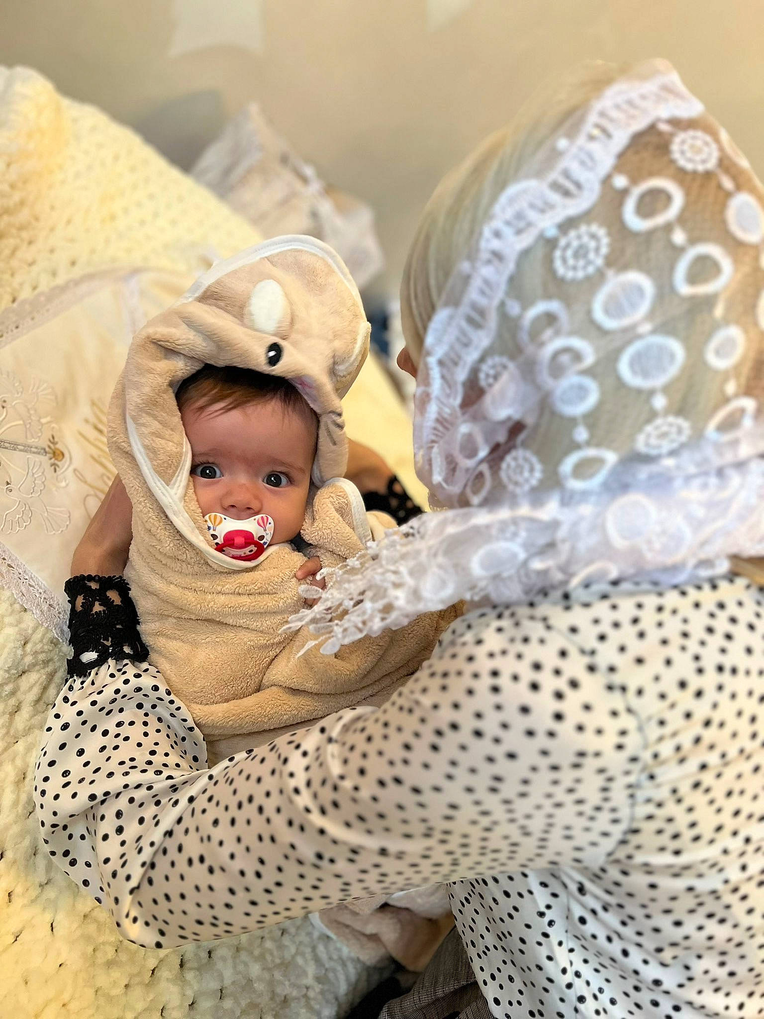 Sophia a rejoint le concours — aidez-le/la à gagner de superbes lots ! baby, baby_toddler_clothing, child, comfort, event, fashion_accessory, flooring, fun, fur, happy, headgear, linens, pattern, person, portrait_photography, room, sitting, textile, toddler, tradition