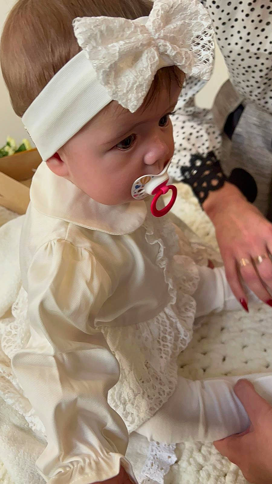 Sophia a rejoint le concours — aidez-le/la à gagner de superbes lots ! baby, baby_toddler_clothing, cap, cheek, child, dress, embellishment, event, face, fashion_accessory, happy, hat, headgear, headpiece, headwear, pattern, person, pink, skin, sleeve