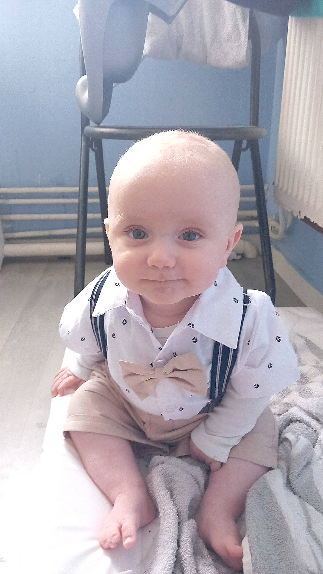 Lucenzo participe au concours pour gagner de l'argent avec cette photo : baby, baby_toddler_clothing, chair, cheek, chin, comfort, eye, floor, flooring, fun, happy, head, iris, mammal, person, skin, sleeve, smile, t_shirt, toddler