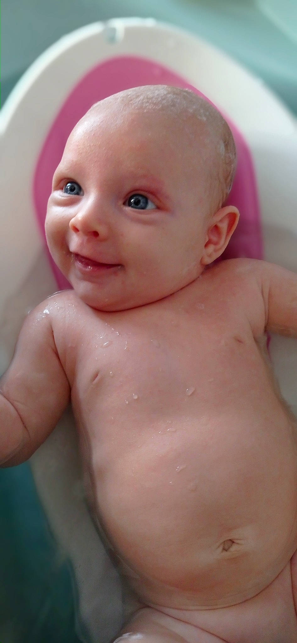 Thays a rejoint le concours — aidez-le/la à gagner de superbes lots ! baby, baby_bathing, baby_making_funny_faces, bathing, bathtub, cheek, child, chin, eye, face, forehead, head, lip, mouth, nose, person, skin, toddler