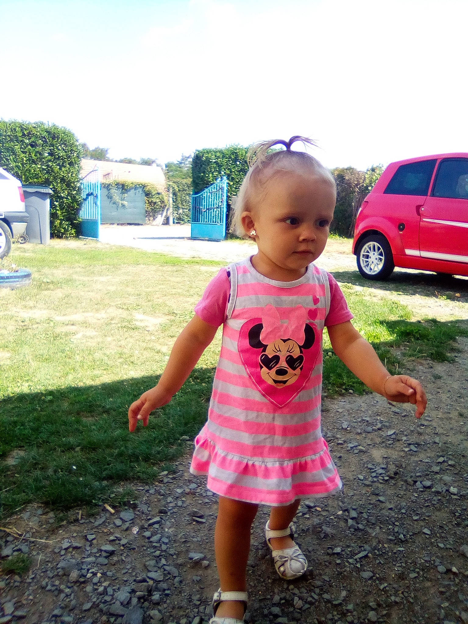 Kaylee a rejoint le concours — aidez-le/la à gagner de superbes lots ! car, child, city_car, family_car, grass, hatchback, luxury_vehicle, minivan, person, pink, plant, summer, toddler, vacation, vehicle, vehicle_door, walking