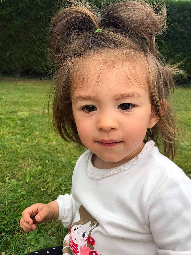 Maëlys a rejoint le concours — aidez-le/la à gagner de superbes lots ! baby, baby_toddler_clothing, cheek, child, eye, eyelash, grass_family, hair_accessory, hairstyle, headband, headpiece, iris, lip, meadow, mouth, person, portrait_photography, toddler