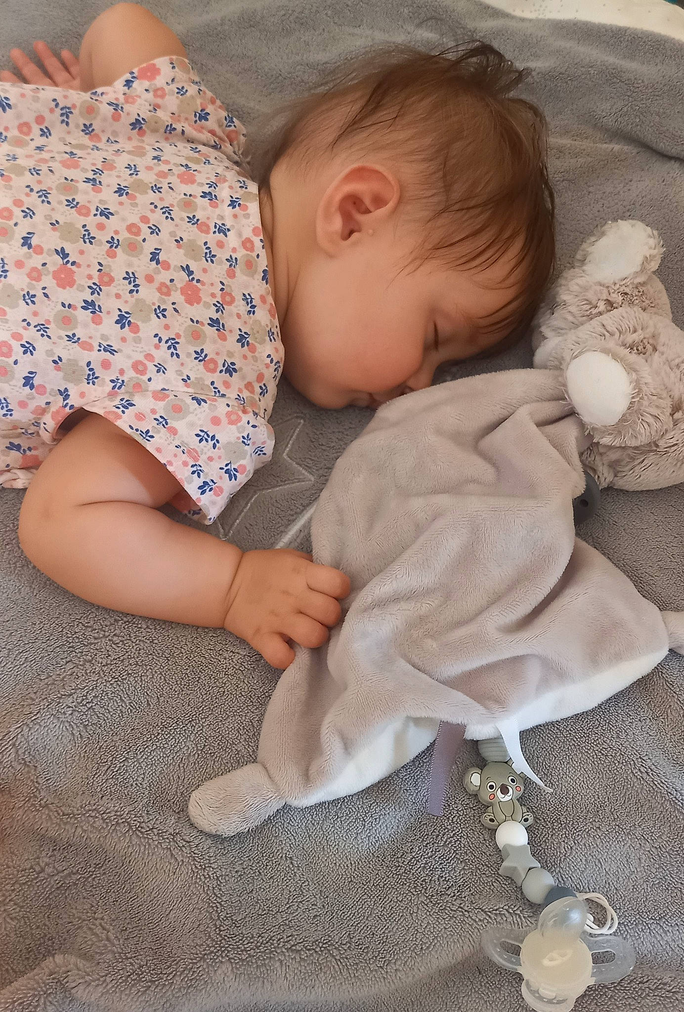 Ysaure a rejoint le concours — aidez-le/la à gagner de superbes lots ! baby, baby_products, baby_sleeping, baby_toddler_clothing, cheek, child, comfort, finger, grass, hand, happy, head, lap, linens, pattern, person, sitting, skin, sleeve, textile