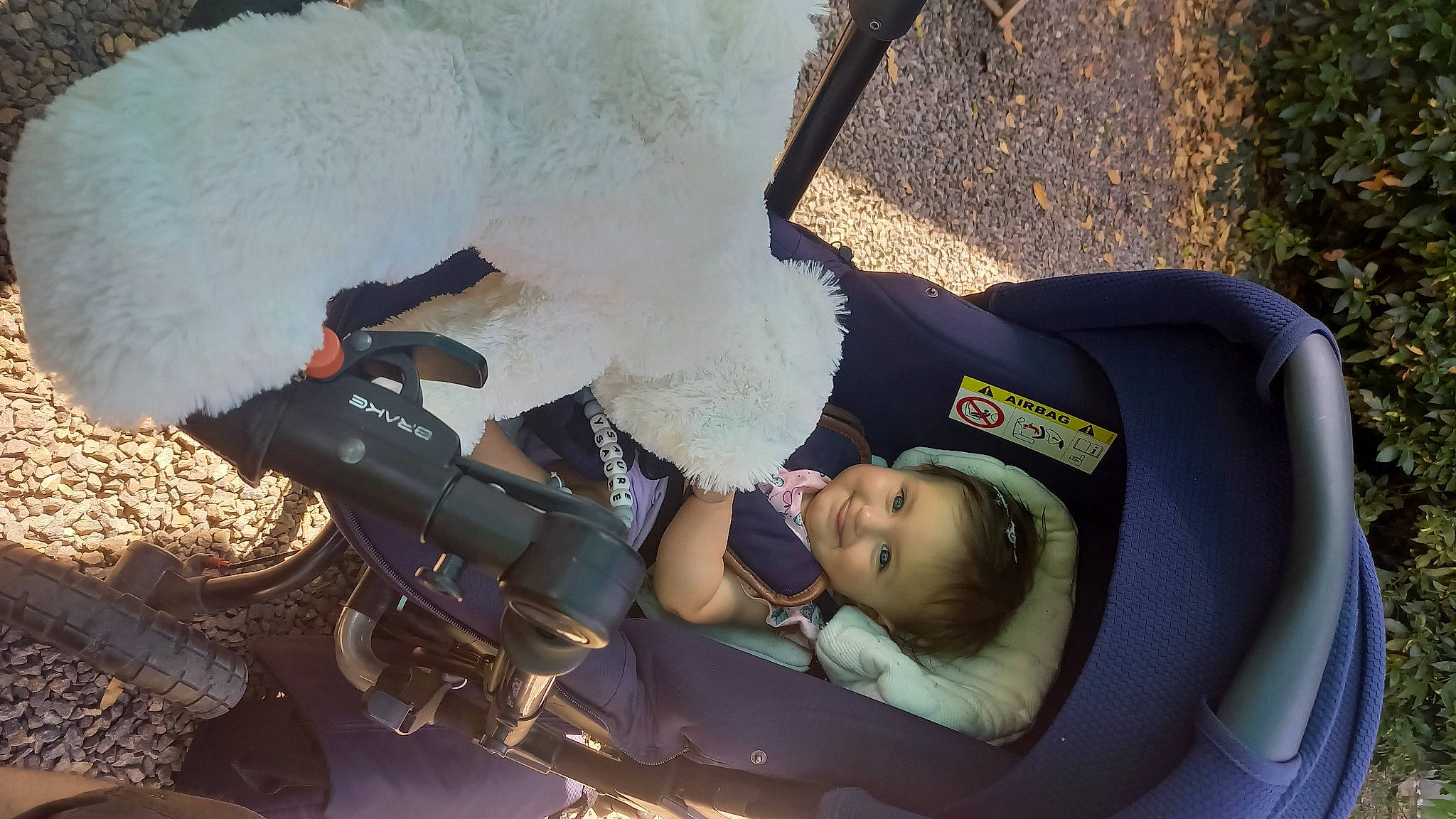 Ysaure participe au concours pour gagner de l'argent avec cette photo : automotive_design, automotive_exterior, automotive_lighting, automotive_tire, automotive_wheel_system, baby_carriage, black_hair, bumper, fender, flash_photography, glove, head, headgear, helmet, hood, joy, motor_vehicle, person, personal_protective_equipment, tree