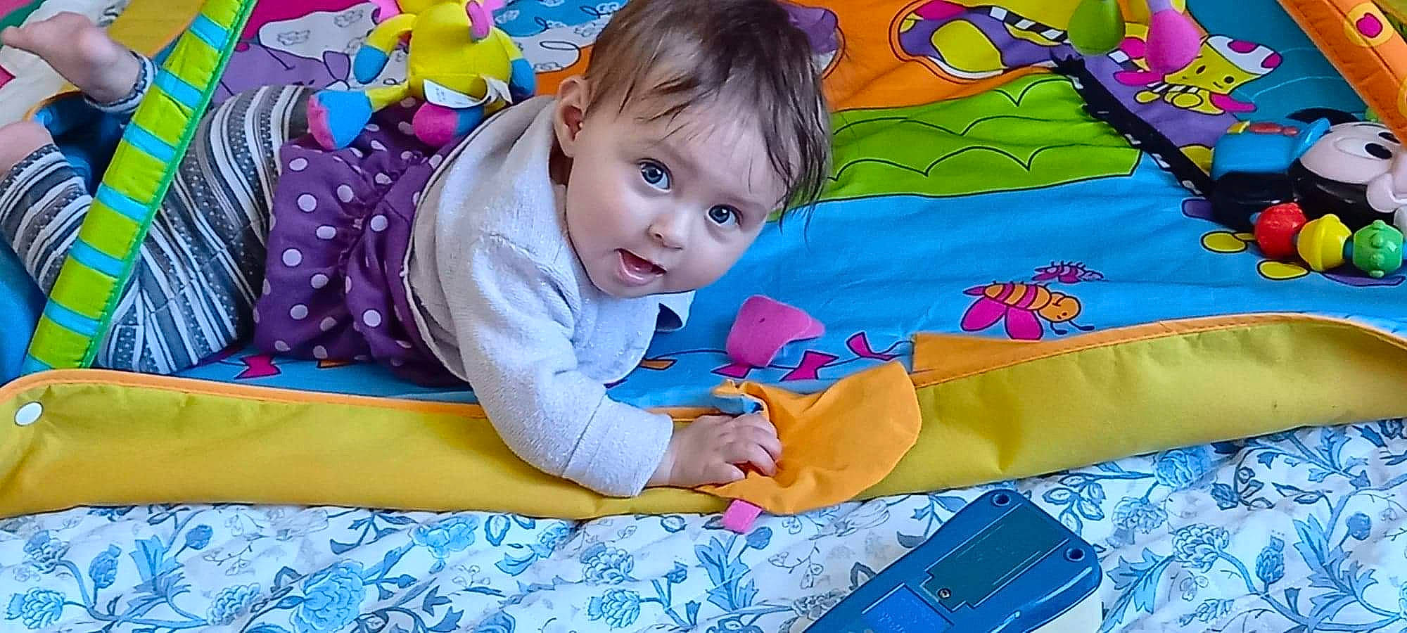 Ysaure participe au concours pour gagner de l'argent avec cette photo : baby, baby_playing_with_toys, baby_products, baby_toddler_clothing, baby_toys, blue, cheek, child, fun, happy, leisure, linens, mobile_phone, pattern, person, play, surprise, telephone, textile, toddler