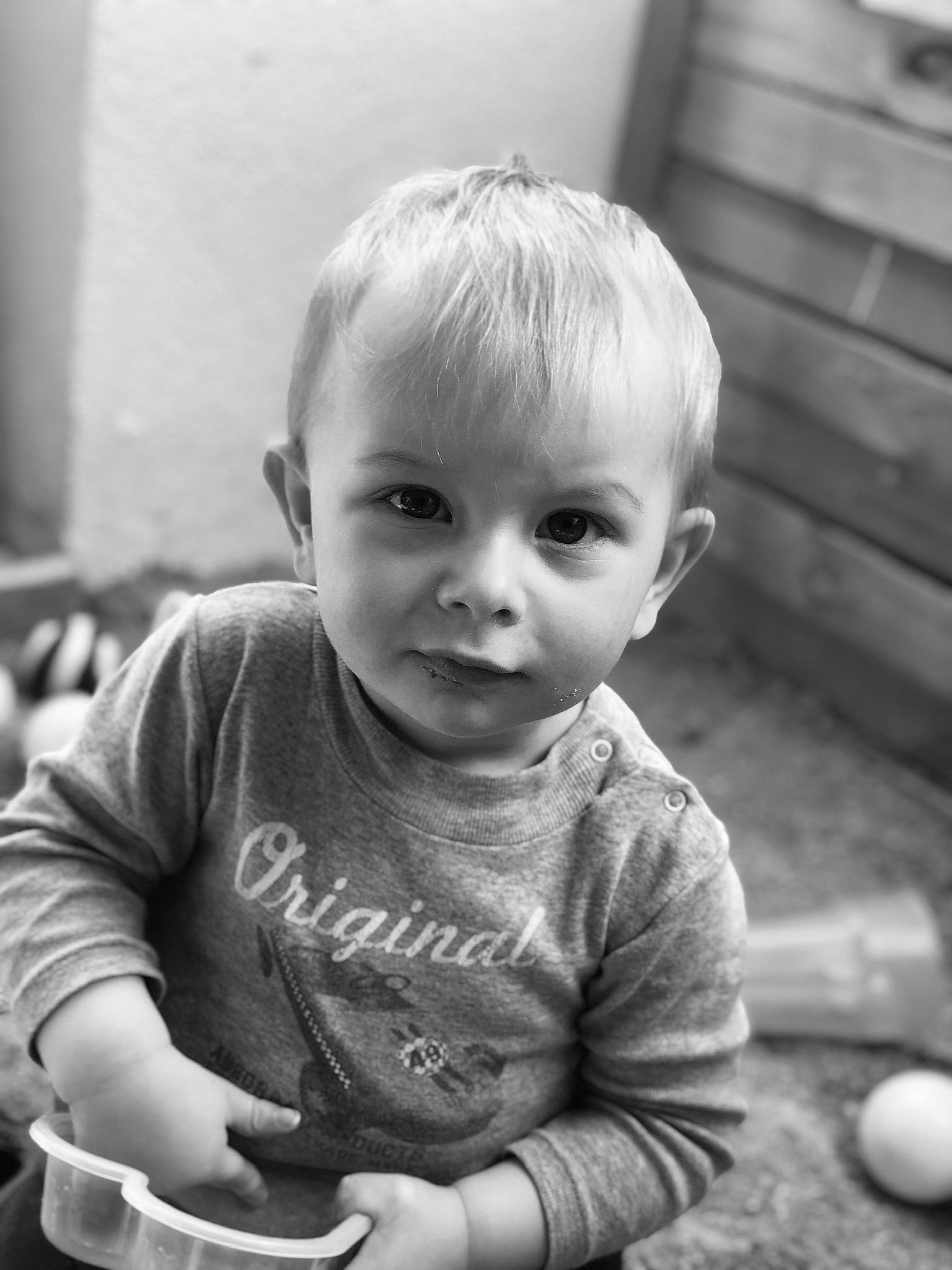 Henzo participe au concours pour gagner de l'argent avec cette photo : black, black_and_white, cheek, child, face, hairstyle, happy, human, iris, monochrome, monochrome_photography, organ, people, person, photograph, sleeve, smile, standing, style, toddler