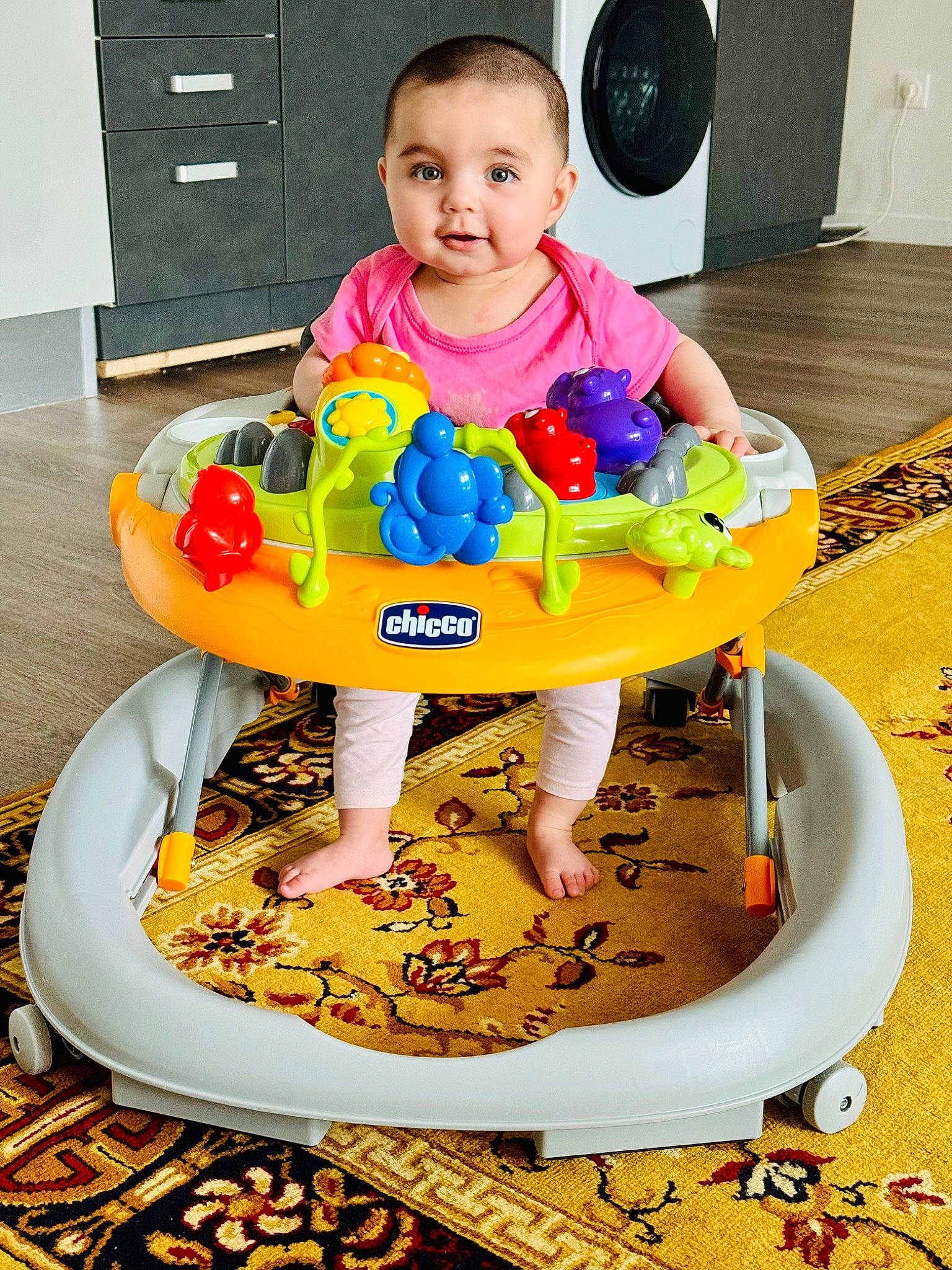 Elina a rejoint le concours — aidez-le/la à gagner de superbes lots ! arm, baby, baby_products, baby_toddler_clothing, baby_toys, cabinetry, chair, child, fun, green, happy, home_appliance, icing, person, play, sitting, smile, sweetness, t_shirt, toddler