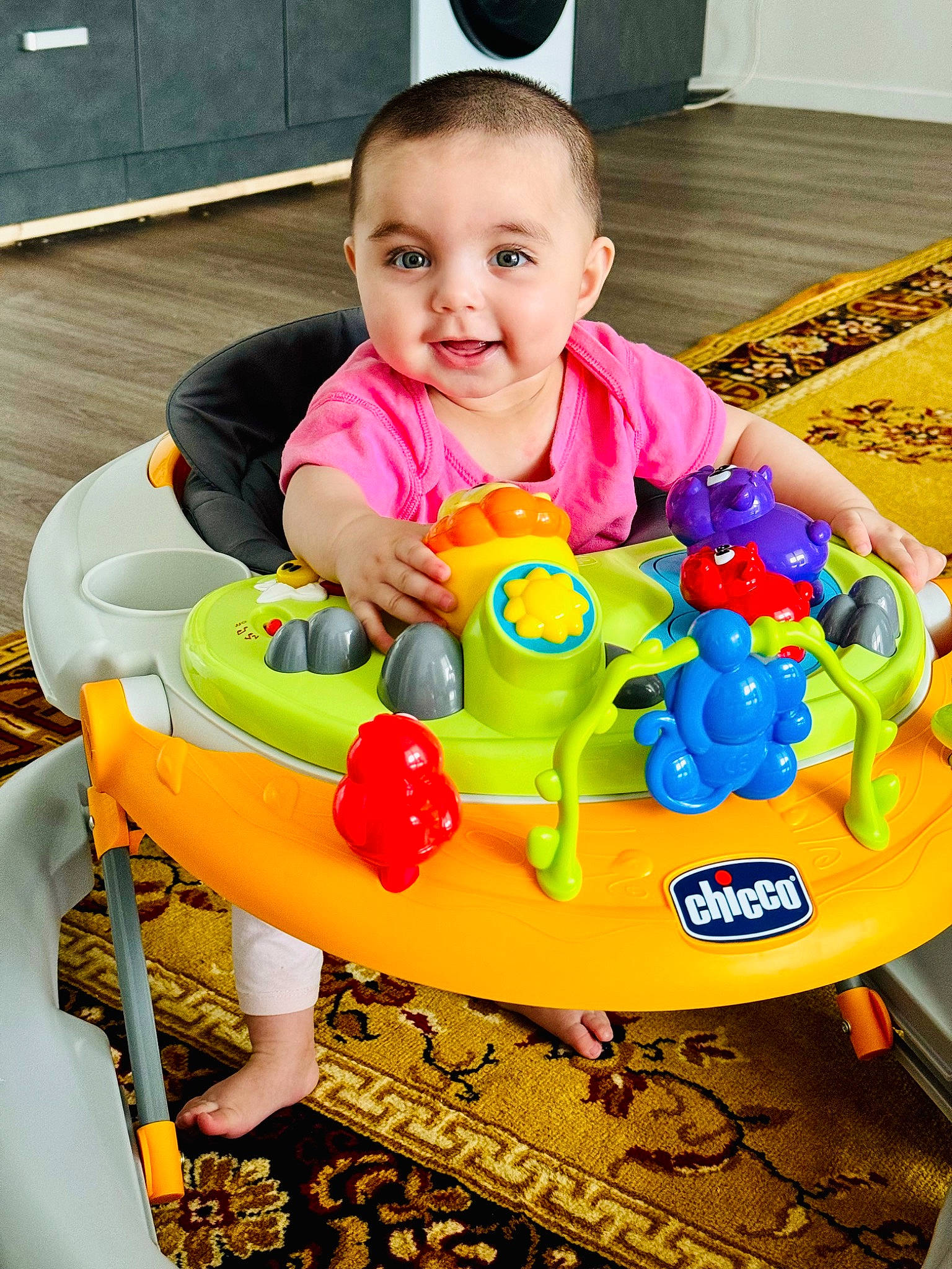 Elina a rejoint le concours — aidez-le/la à gagner de superbes lots ! baby, baby_playing_with_toys, baby_products, baby_toddler_clothing, baby_toys, child, flooring, fun, happy, joy, leisure, person, plastic, play, recreation, sitting, smile, snapshot, toddler, toy