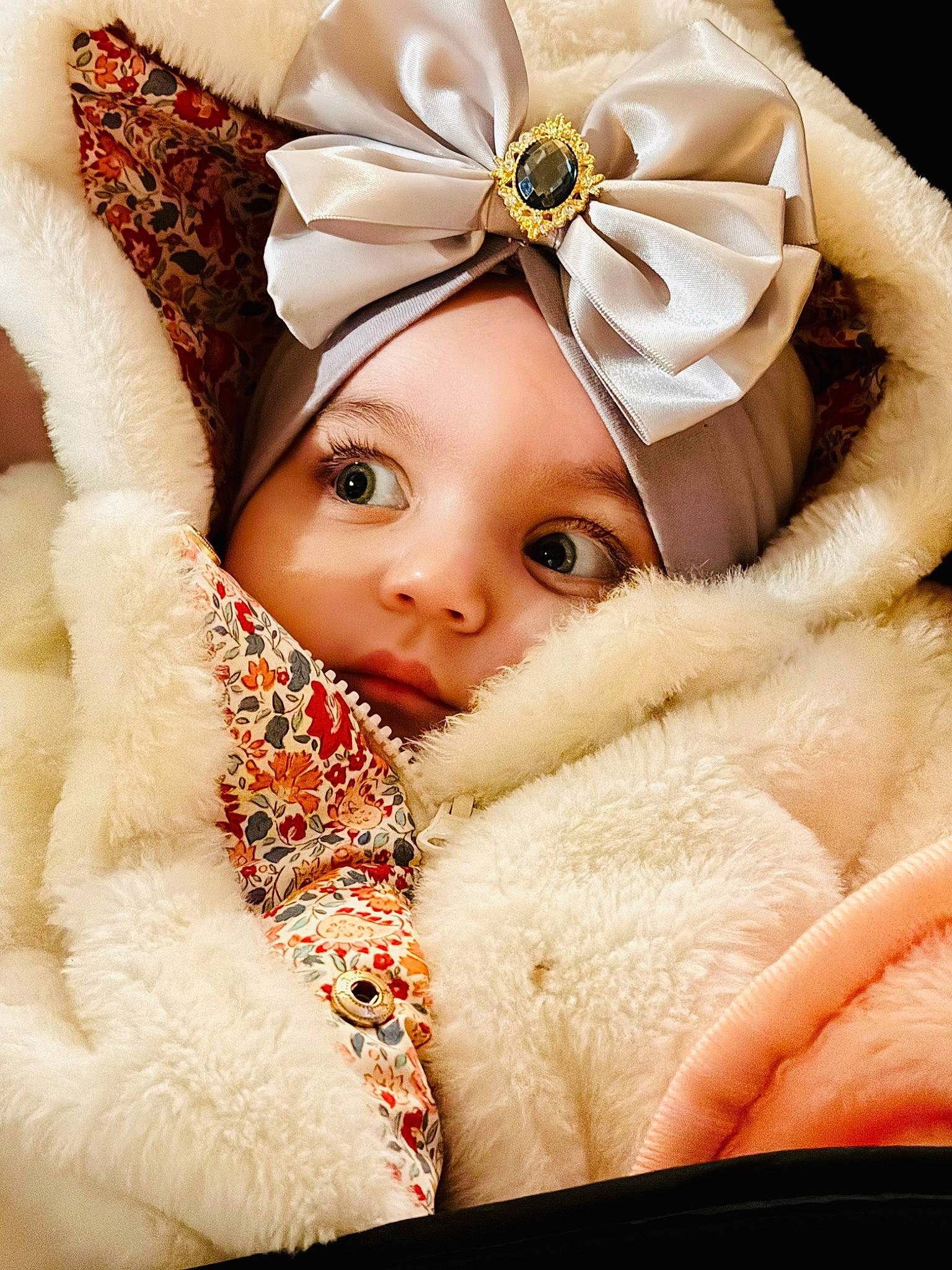 Elina a rejoint le concours — aidez-le/la à gagner de superbes lots ! baby, cap, child, costume_hat, event, eye, eyelash, fashion_accessory, fur, fur_clothing, happy, headband, headgear, headpiece, headwear, linens, peach, person, petal, textile