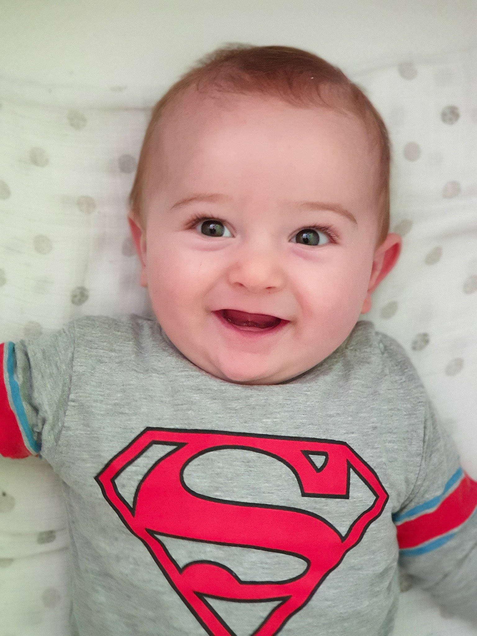 Kélian participe au concours pour gagner de l'argent avec cette photo : baby, cheek, child, chin, cool, eye, eyebrow, face, facial_expression, forehead, head, joy, lip, male, mouth, nose, organ, person, red, skin