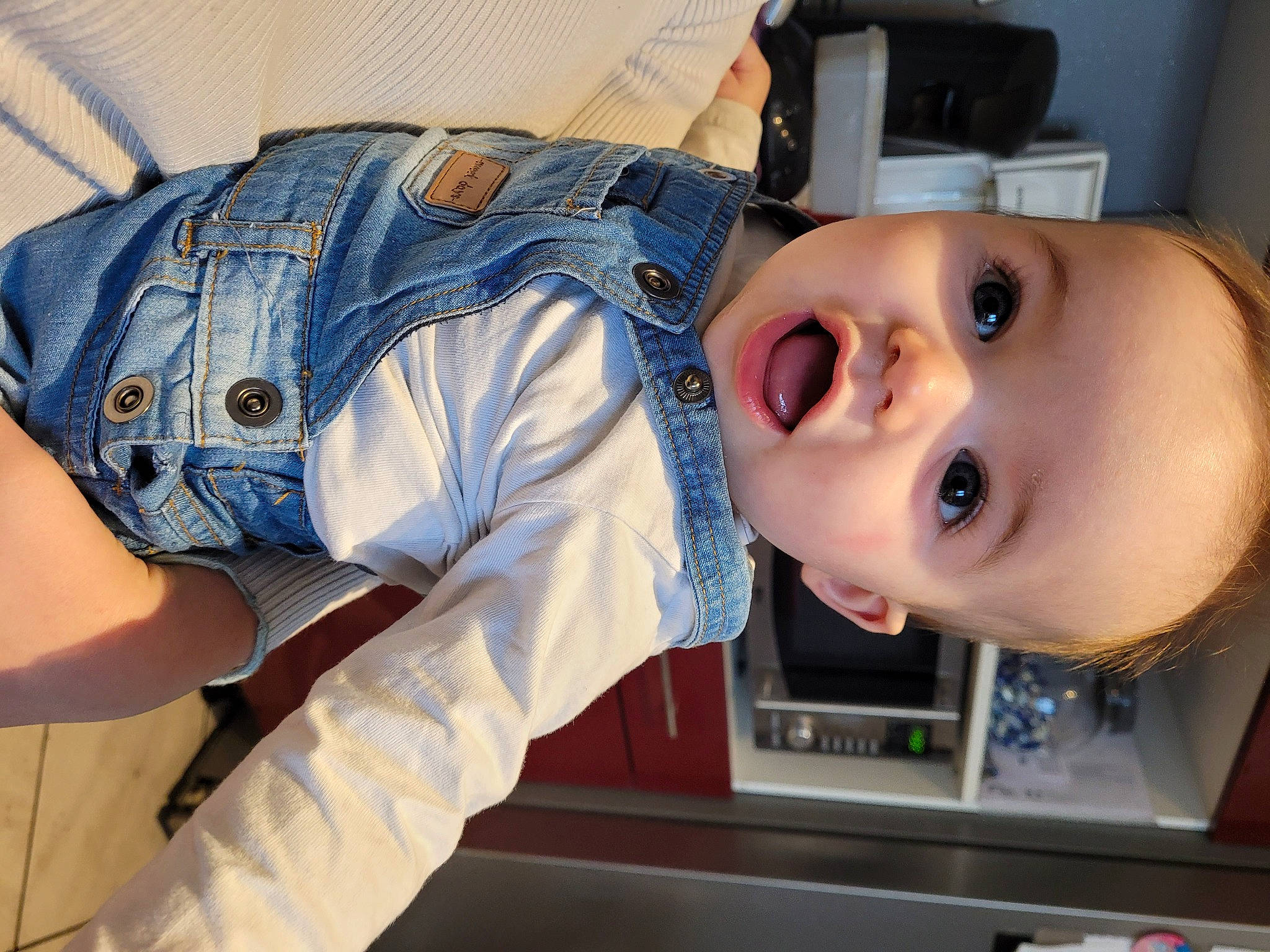 Thiago a rejoint le concours — aidez-le/la à gagner de superbes lots ! arm, baby, comfort, cool, elbow, eyelash, finger, human_body, human_leg, jaw, kitchen_appliance, knee, leg, mouth, neck, nose, person, surprise, t_shirt, thigh