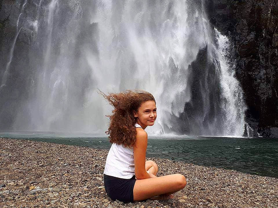 Anaïs a rejoint le concours — aidez-le/la à gagner de superbes lots ! beauty, body_of_water, fun, girl, joy, landscape, person, photography, sky, tree, vacation, water, water_feature, waterfall