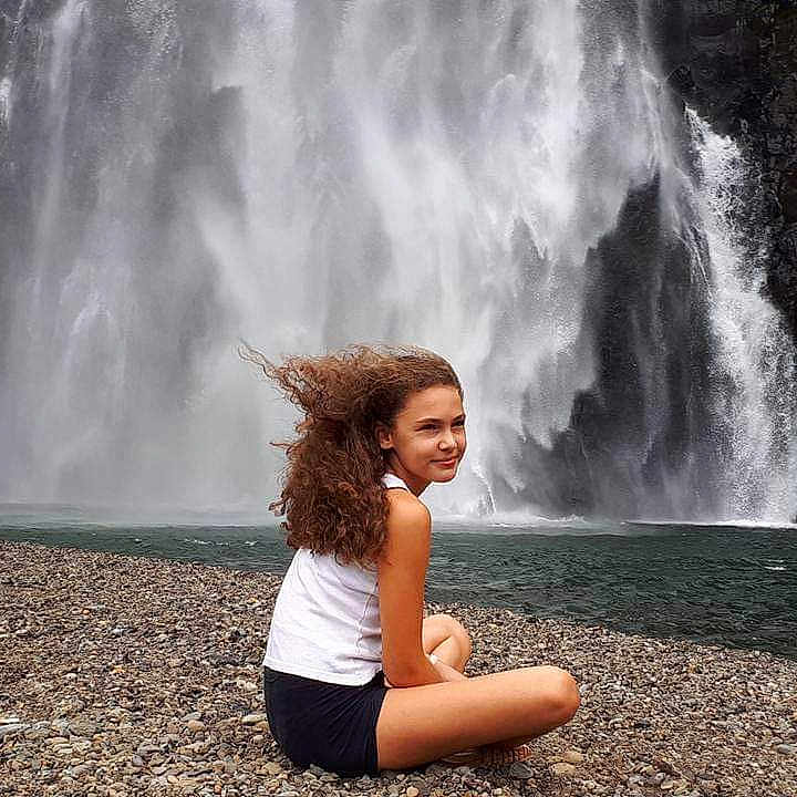 Anaïs a rejoint le concours — aidez-le/la à gagner de superbes lots ! beauty, body_of_water, fun, girl, joy, landscape, person, photography, sky, tree, vacation, water, water_feature, waterfall