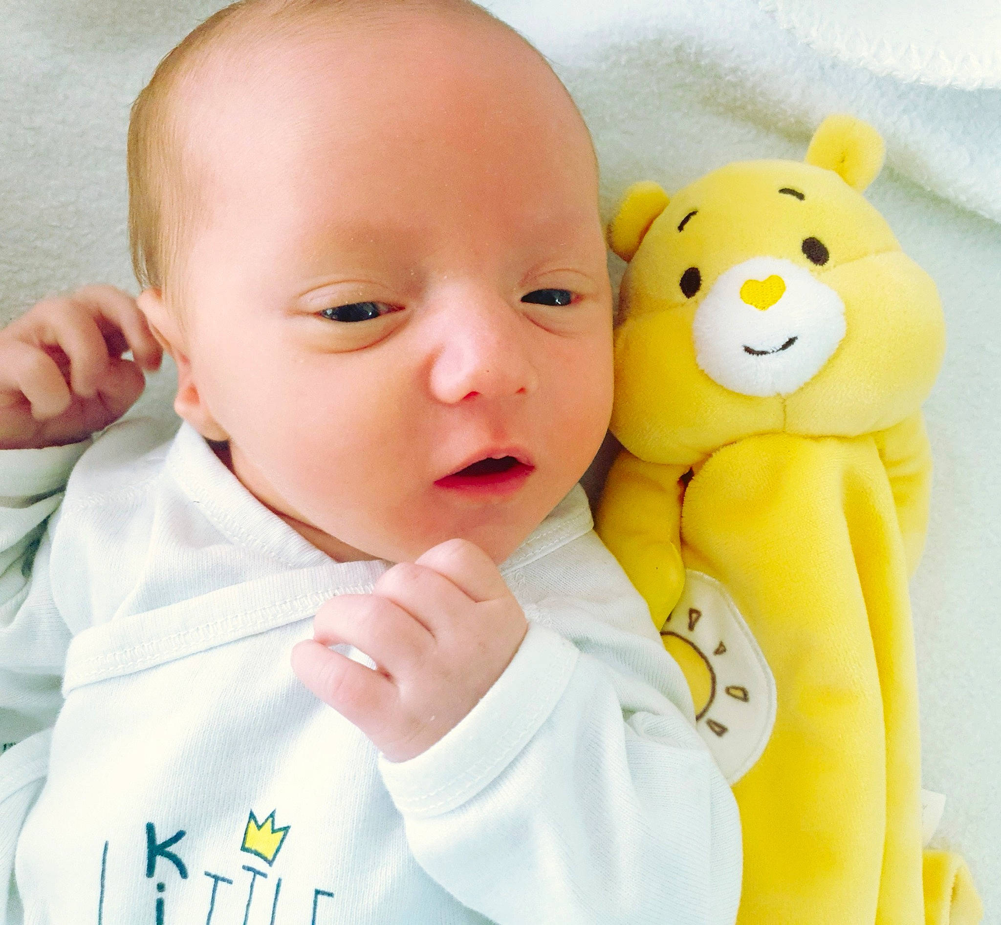 Hélias participe au concours pour gagner de l'argent avec cette photo : baby, baby_products, baby_toddler_clothing, baby_toys, cheek, child, finger, hoodie, person, plush, product, skin, sleeve, stuffed_toy, thumb, toddler, toy, yellow