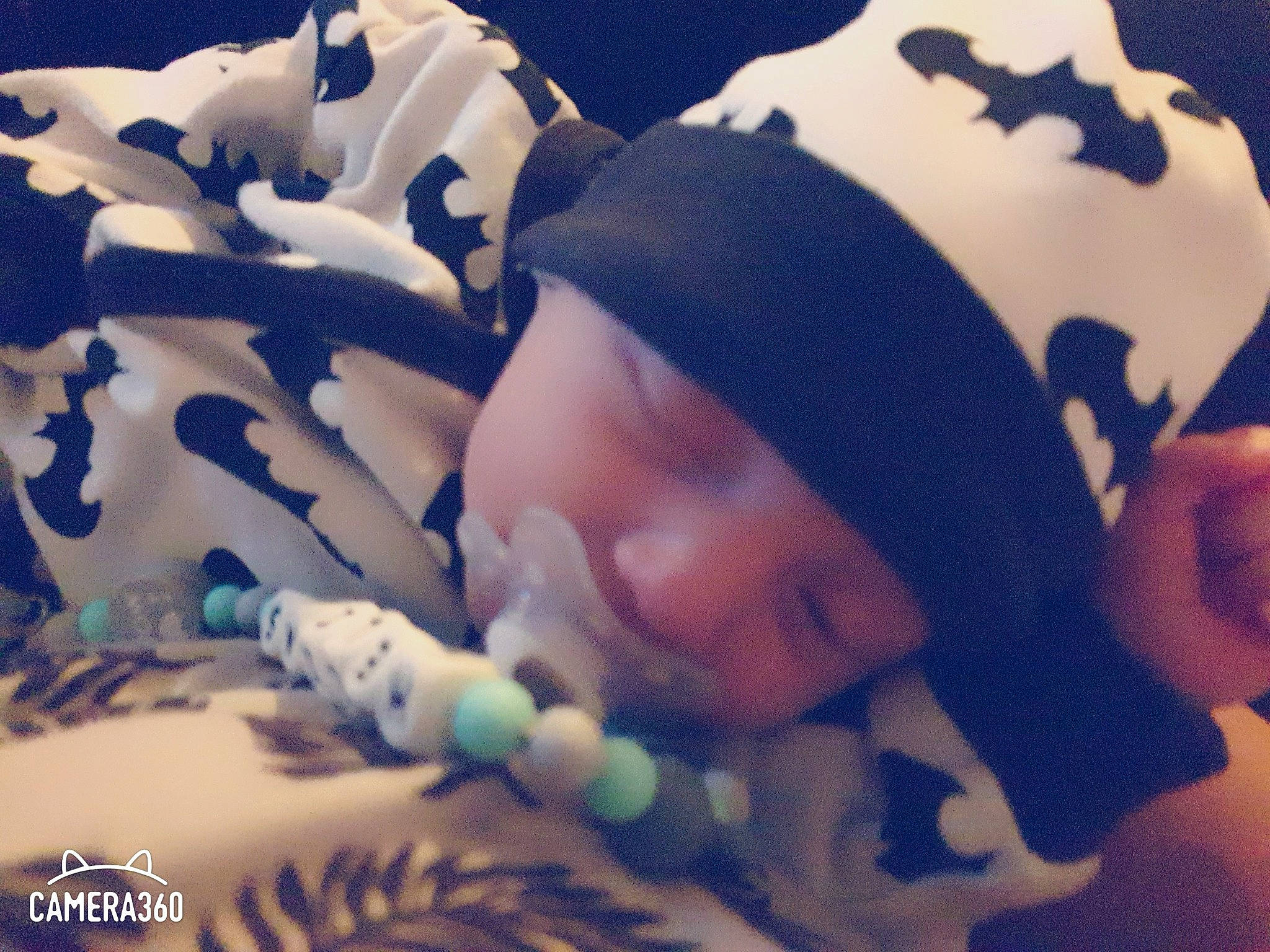 Hélias a rejoint le concours — aidez-le/la à gagner de superbes lots ! baby, baby_products, baby_sleeping, baby_toddler_clothing, beanie, bonnet, costume_accessory, dairy, dessert, headgear, headwear, icing, knit_cap, pattern, person, sweetness, toddler