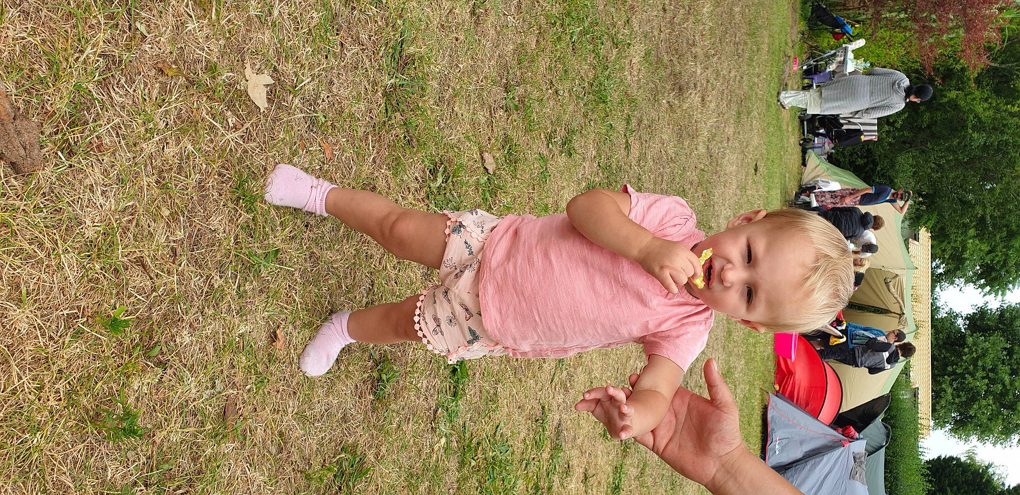 Youssera a rejoint le concours — aidez-le/la à gagner de superbes lots ! baby, baby_products, baby_toddler_clothing, child, people_in_nature, person, pink, sock, summer, toddler, walking_shoe